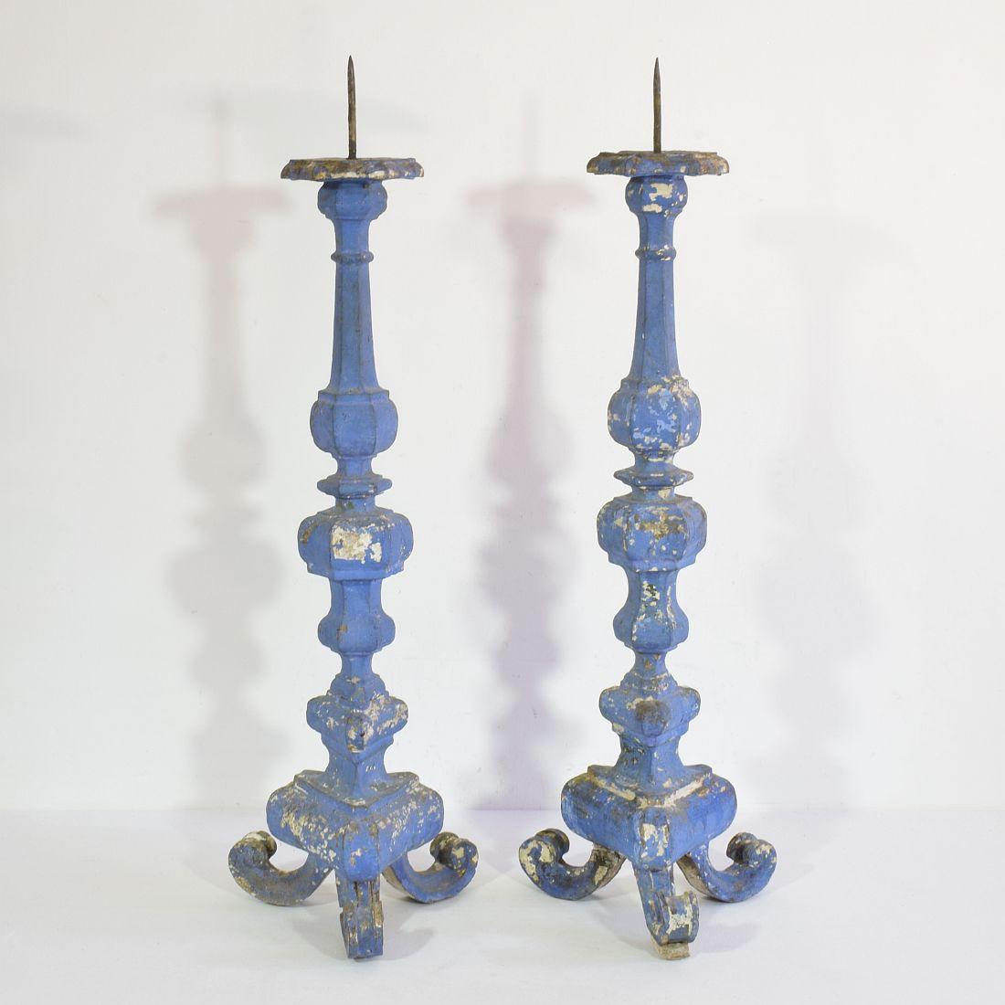 Pair of 18th Century Italian Baroque Carved Wooden Candleholders For Sale 1