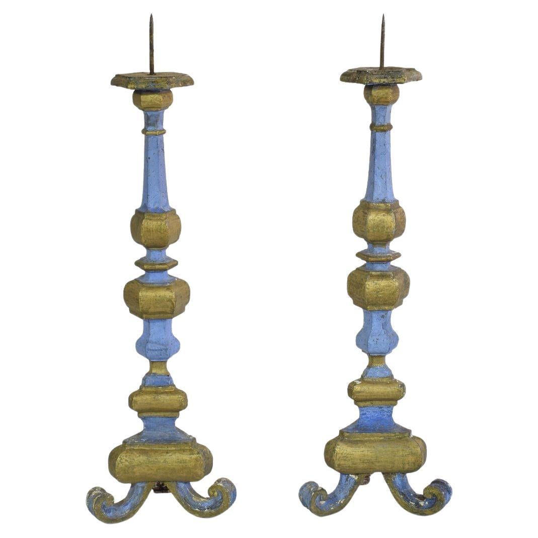 Pareja de candelabros barrocos italianos de madera tallada del siglo XVIII