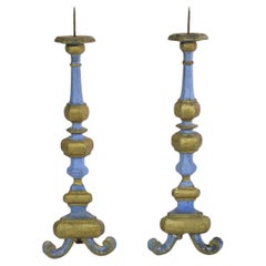 Pareja de candelabros barrocos italianos de madera tallada del siglo XVIII
