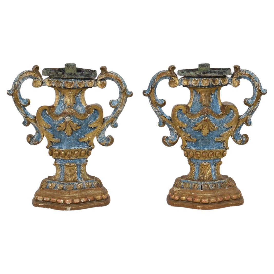 Paire de bougeoirs en bois sculpté baroque italien du XVIIIe siècle