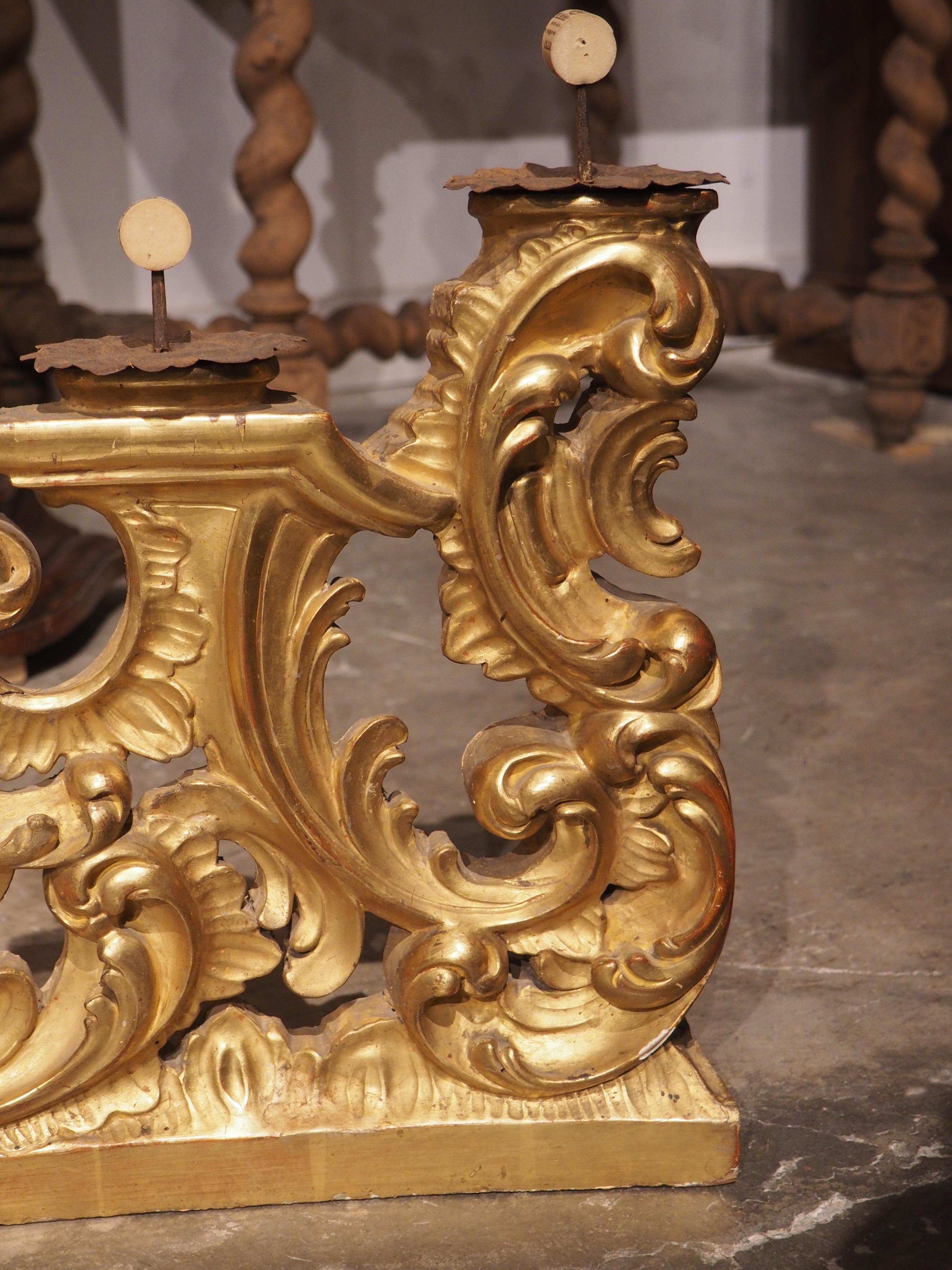 Paar italienische Barock-Kerzenhalter aus vergoldetem Holz aus dem 18. Jahrhundert im Angebot 6