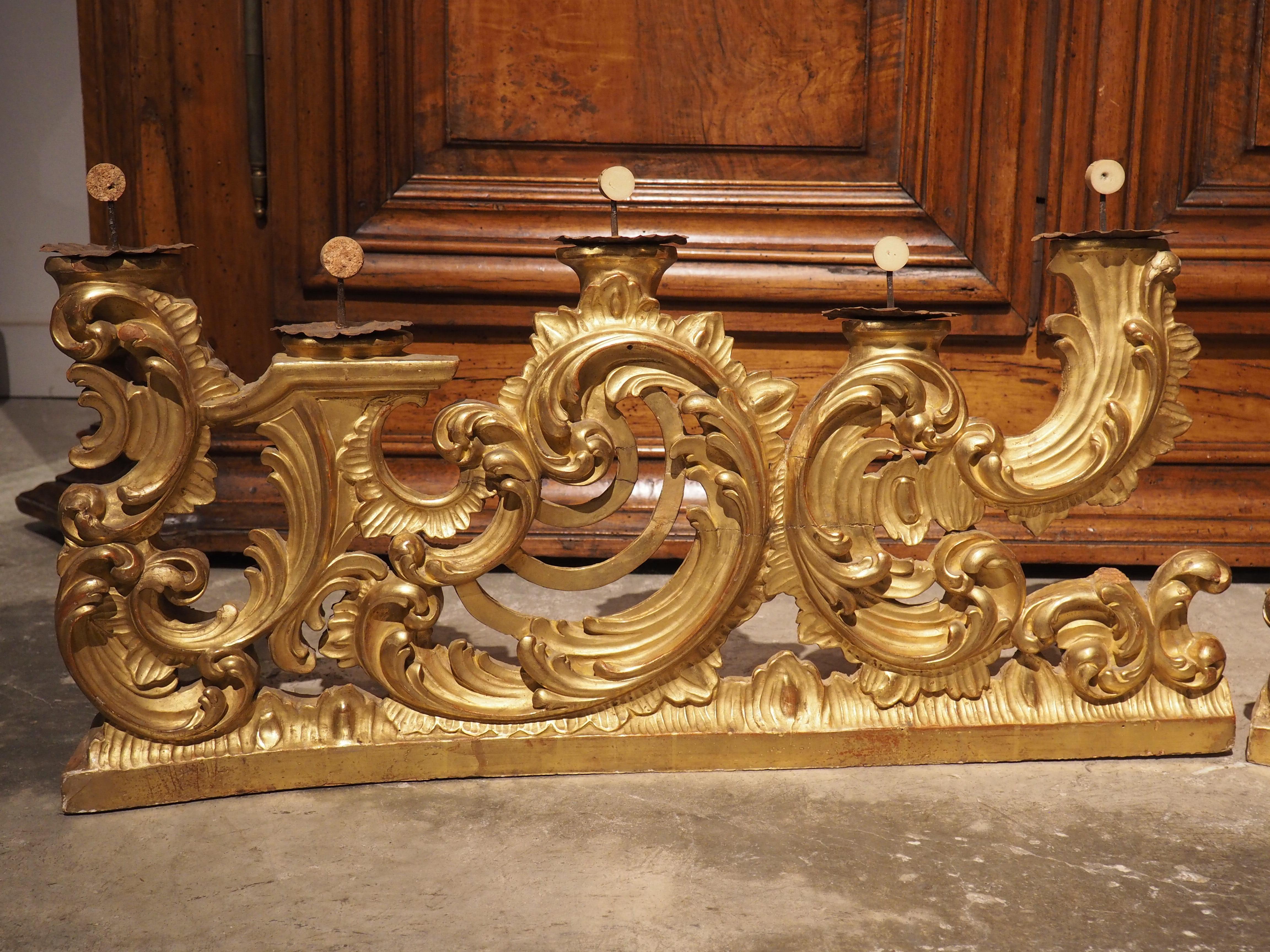 Paire de bougeoirs baroques italiens en bois doré du XVIIIe siècle en vente 7