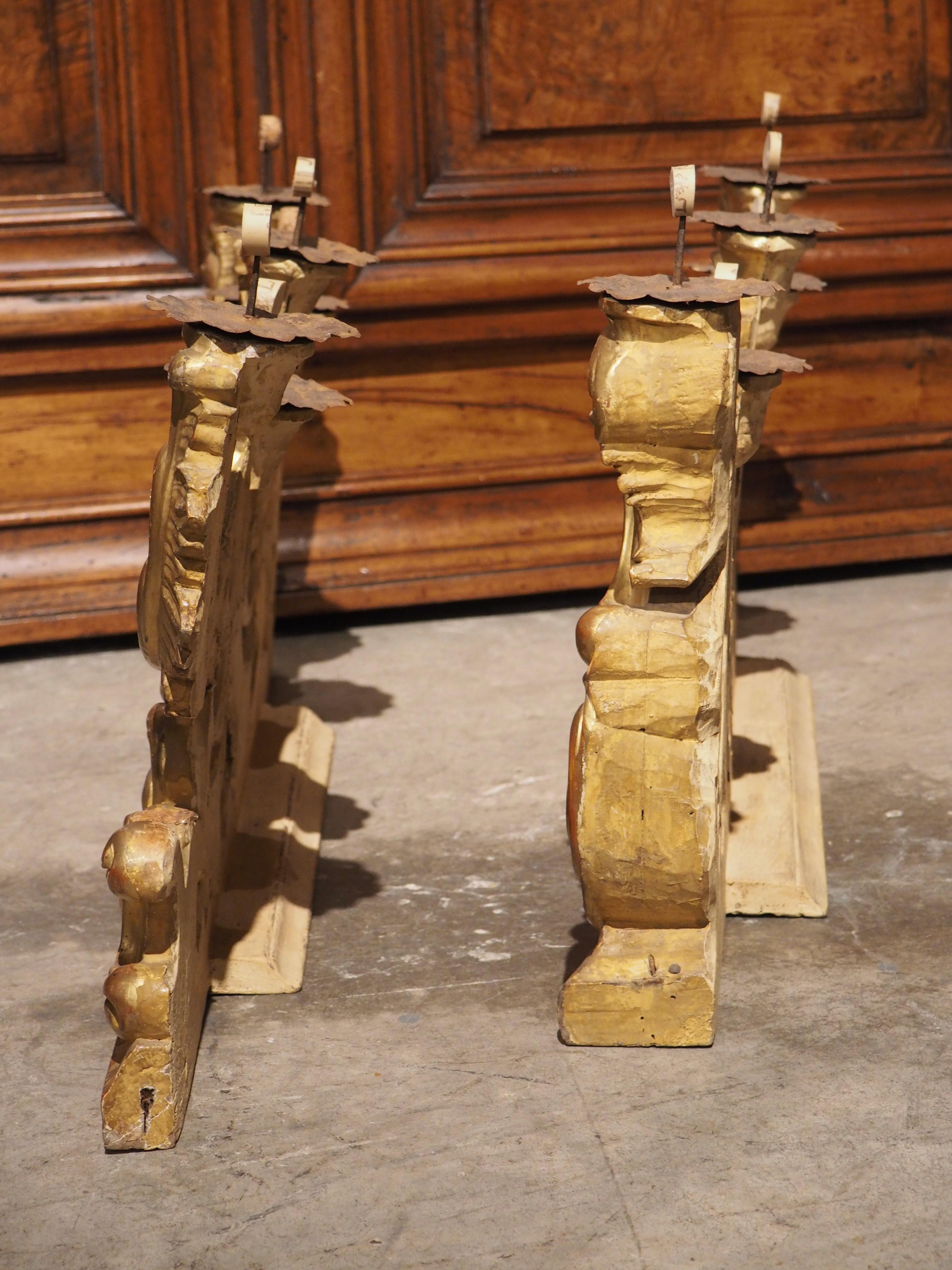Paar italienische Barock-Kerzenhalter aus vergoldetem Holz aus dem 18. Jahrhundert (Handgeschnitzt) im Angebot
