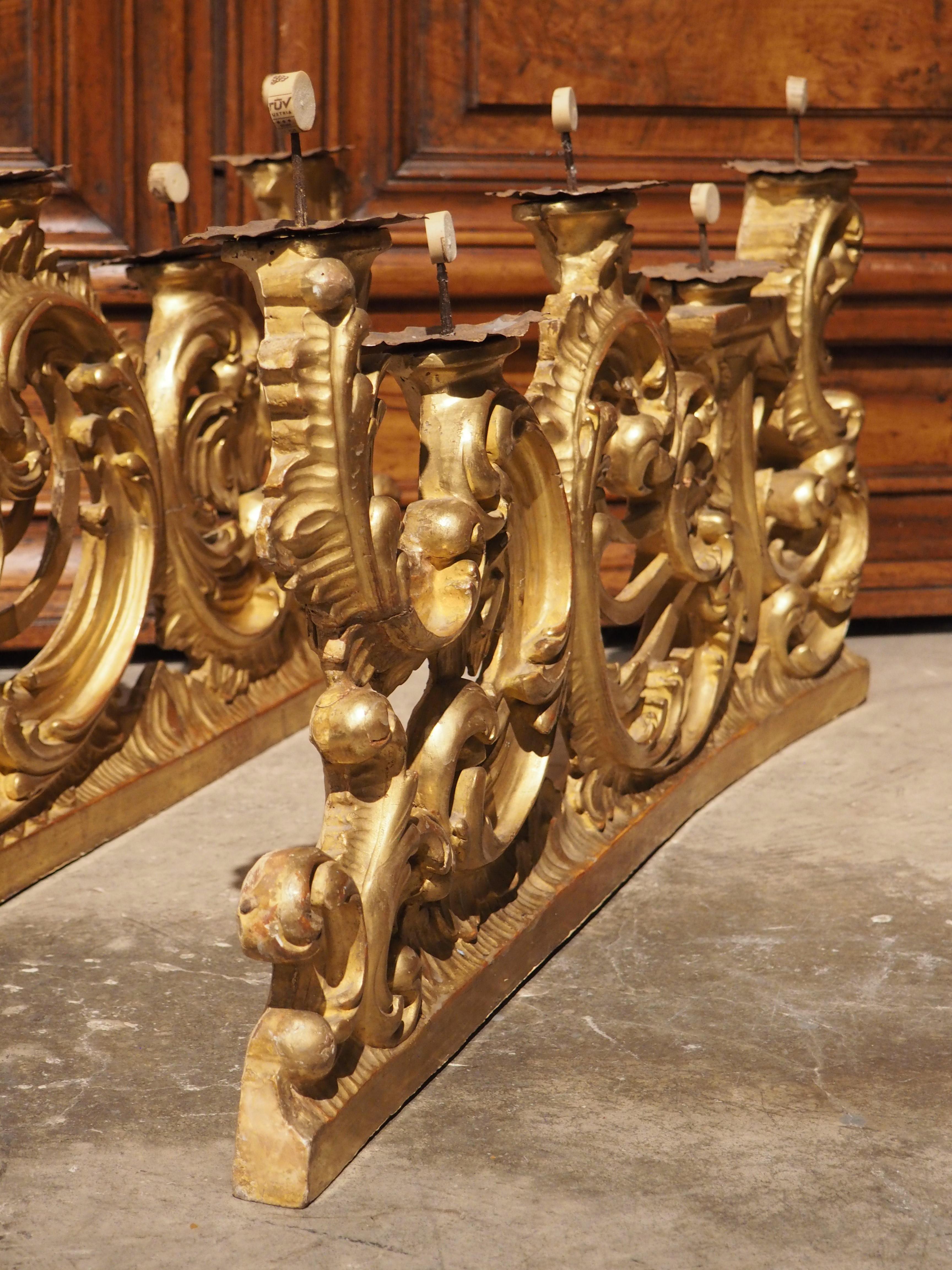 Paire de bougeoirs baroques italiens en bois doré du XVIIIe siècle Bon état - En vente à Dallas, TX