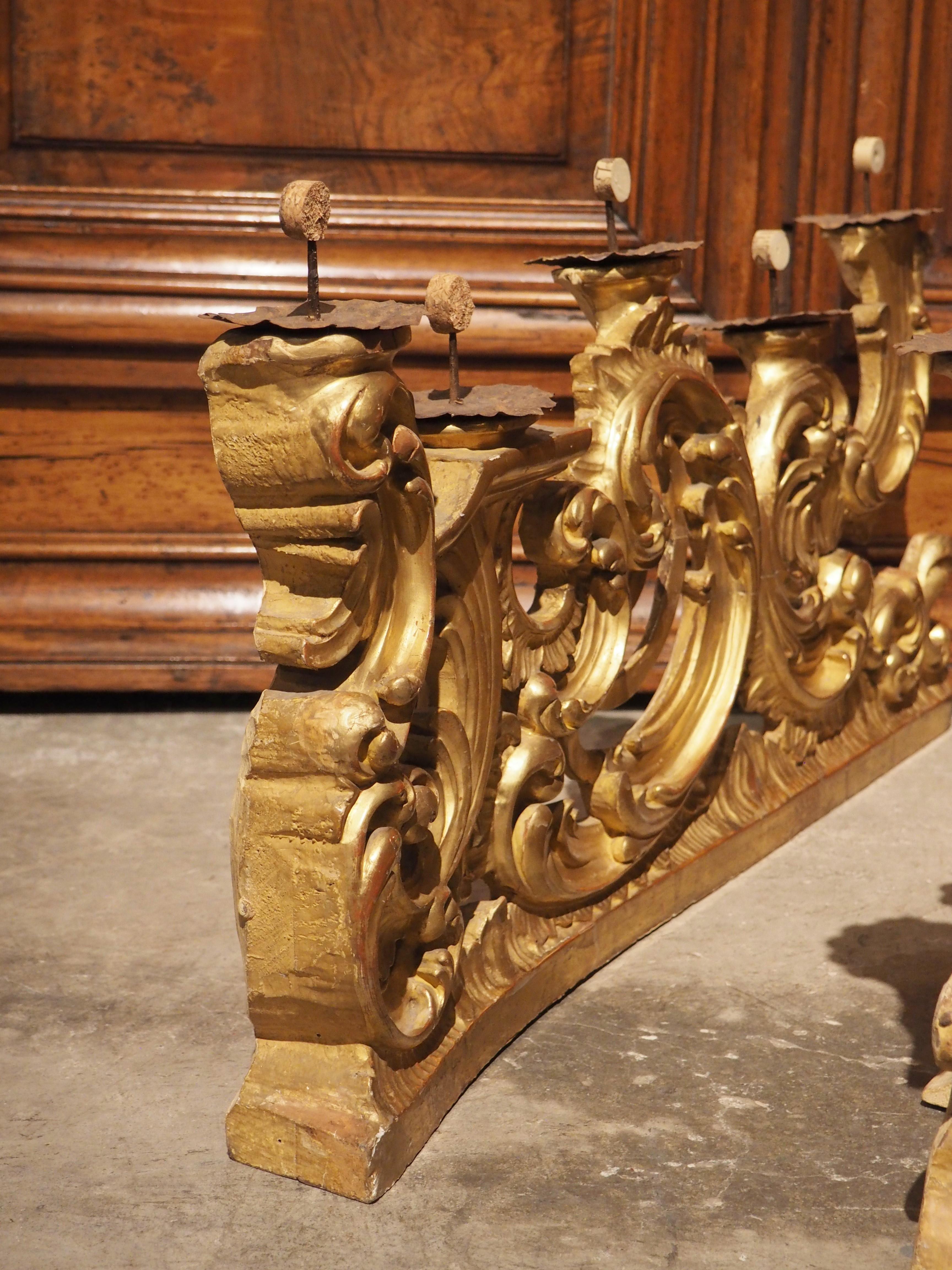 XVIIIe siècle et antérieur Paire de bougeoirs baroques italiens en bois doré du XVIIIe siècle en vente