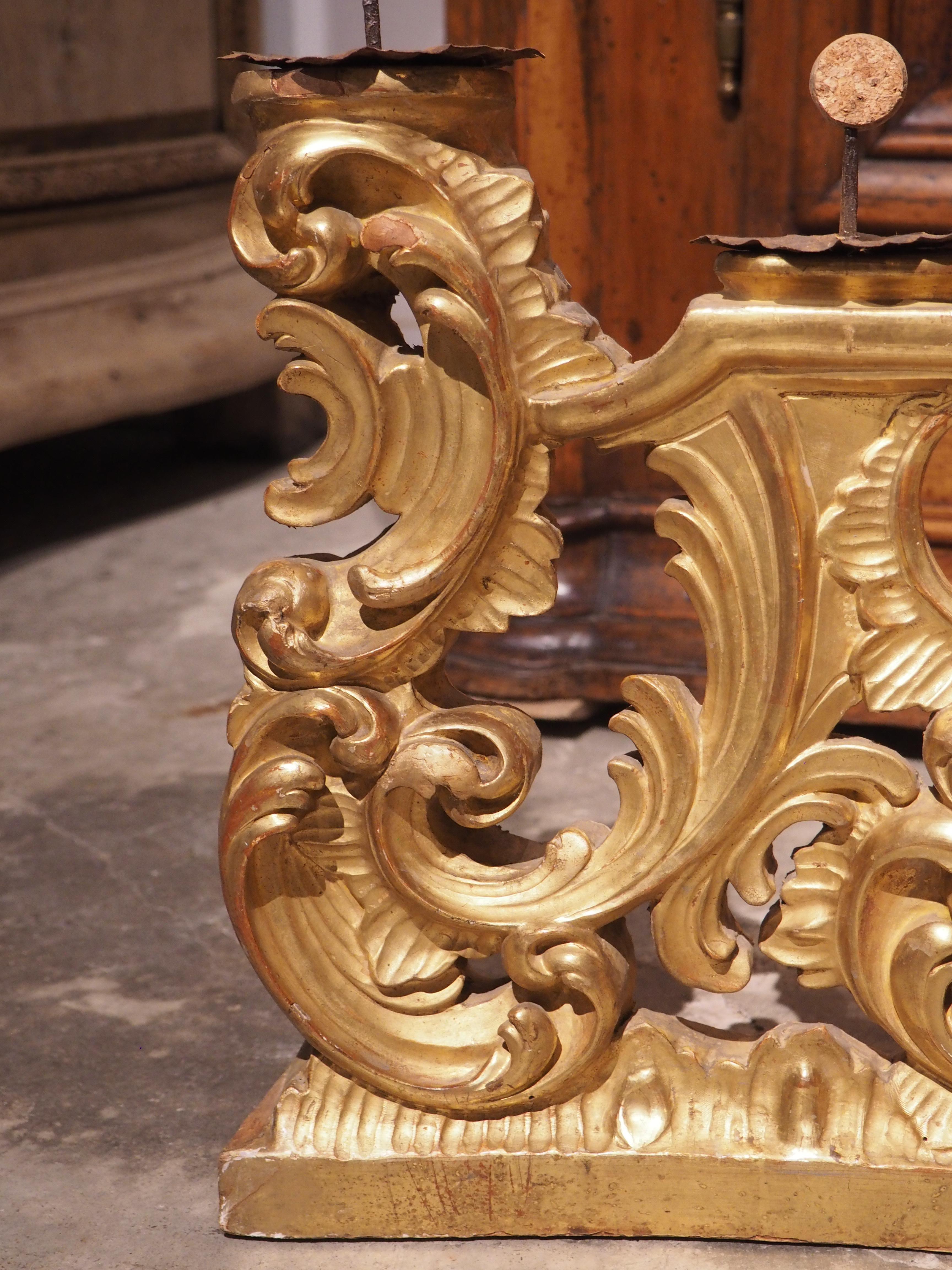 Paire de bougeoirs baroques italiens en bois doré du XVIIIe siècle en vente 1