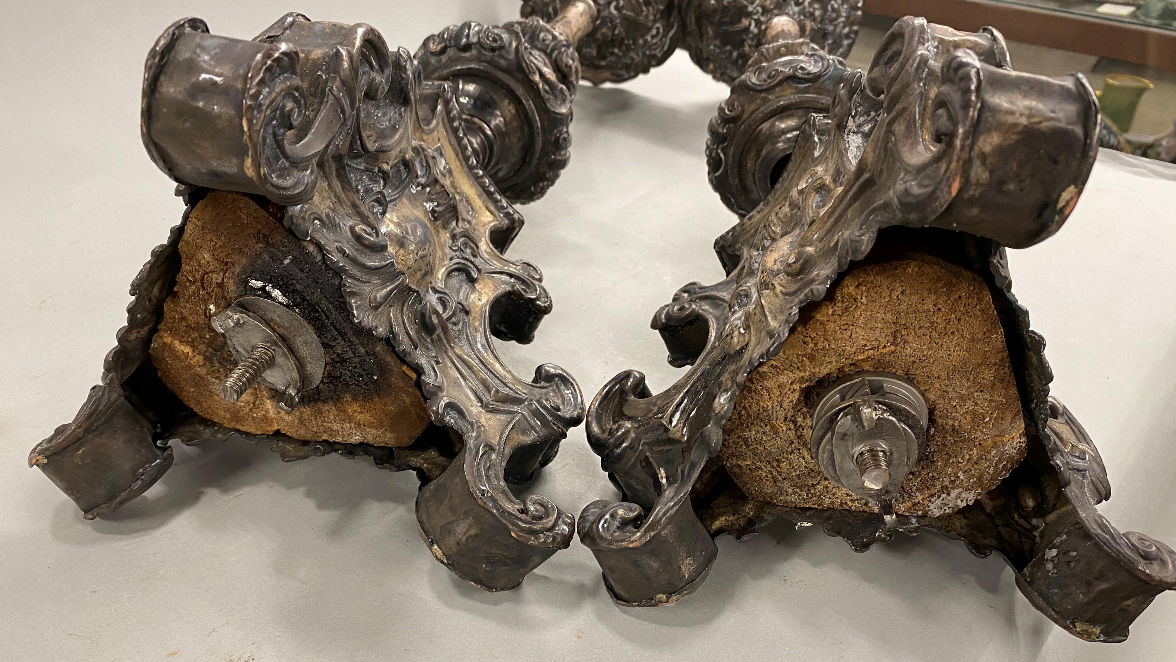 Paire de bougeoirs en métal pressé de style baroque italien du 18ème siècle en vente 3