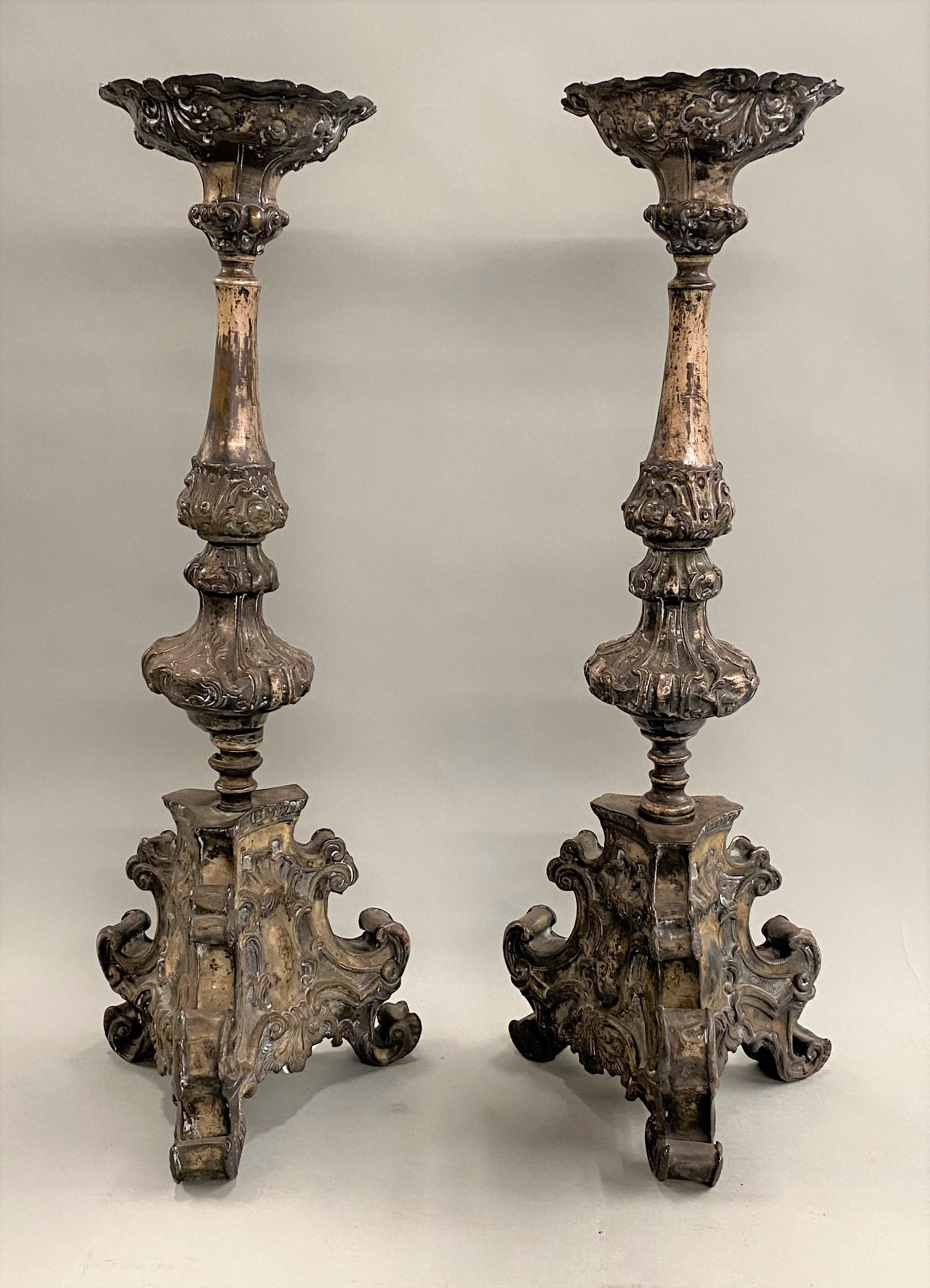 XVIIIe siècle et antérieur Paire de bougeoirs en métal pressé de style baroque italien du 18ème siècle en vente