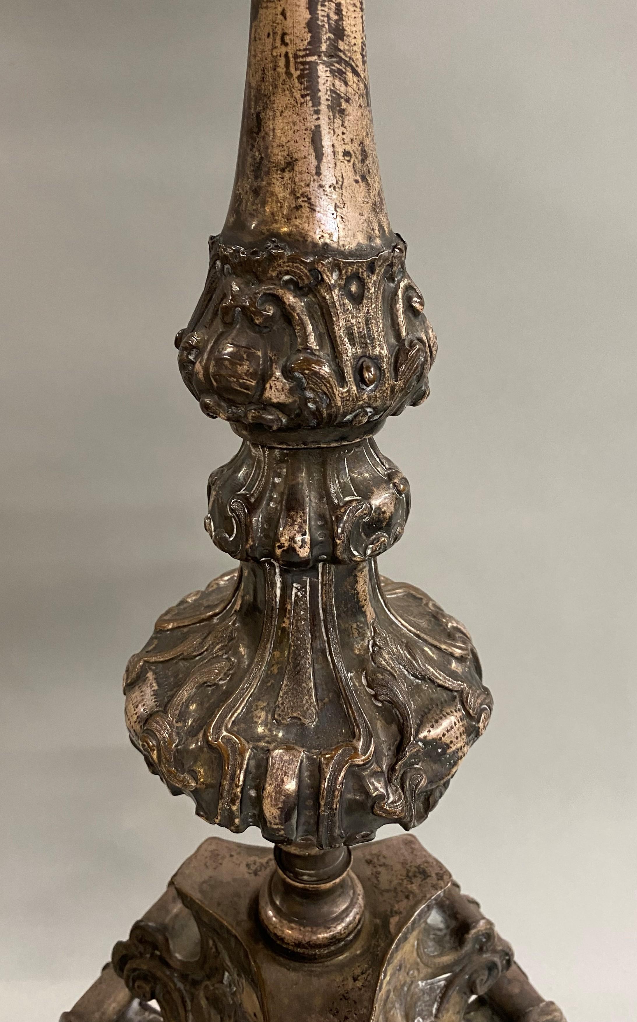 Métal Paire de bougeoirs en métal pressé de style baroque italien du 18ème siècle en vente