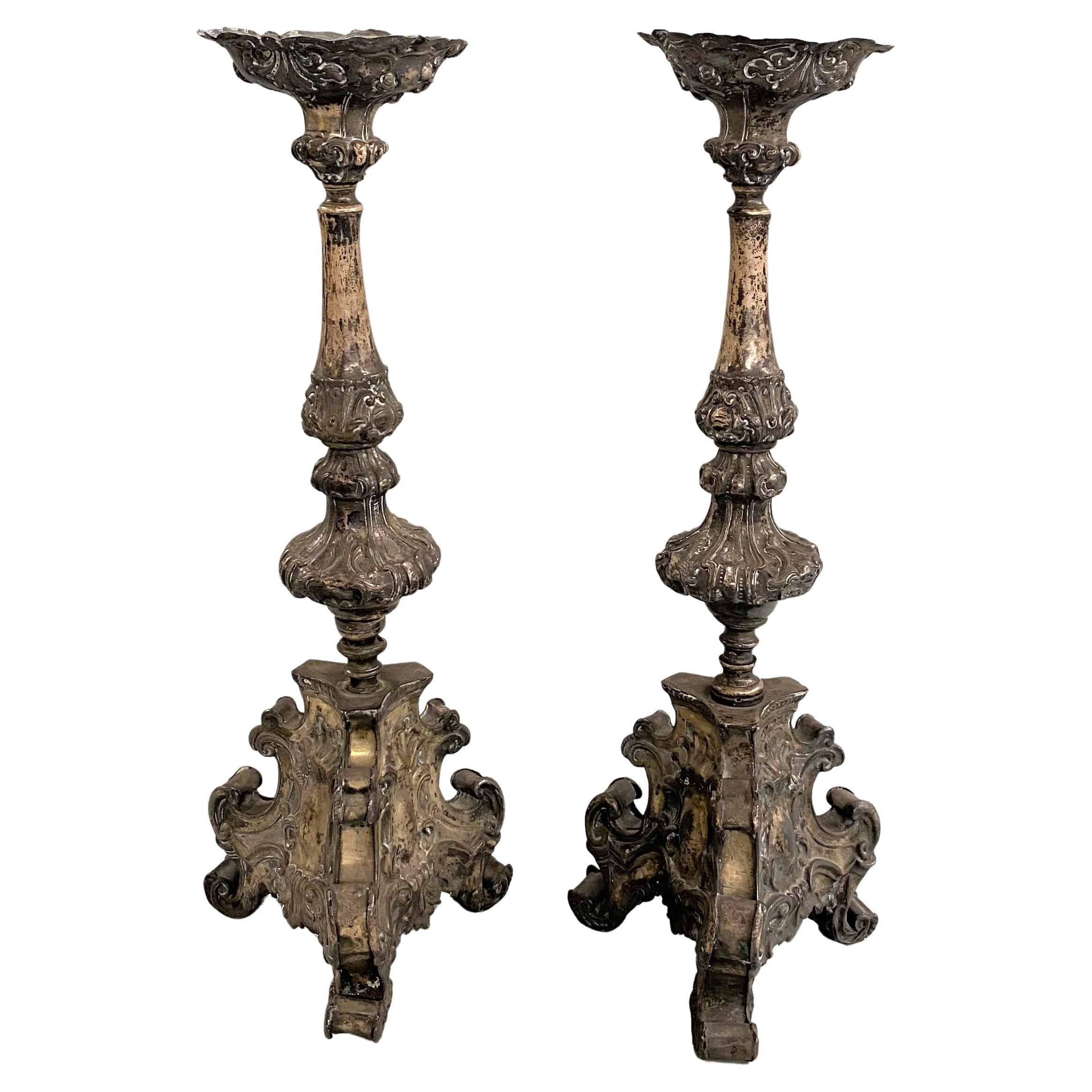 Paire de bougeoirs en métal pressé de style baroque italien du 18ème siècle en vente