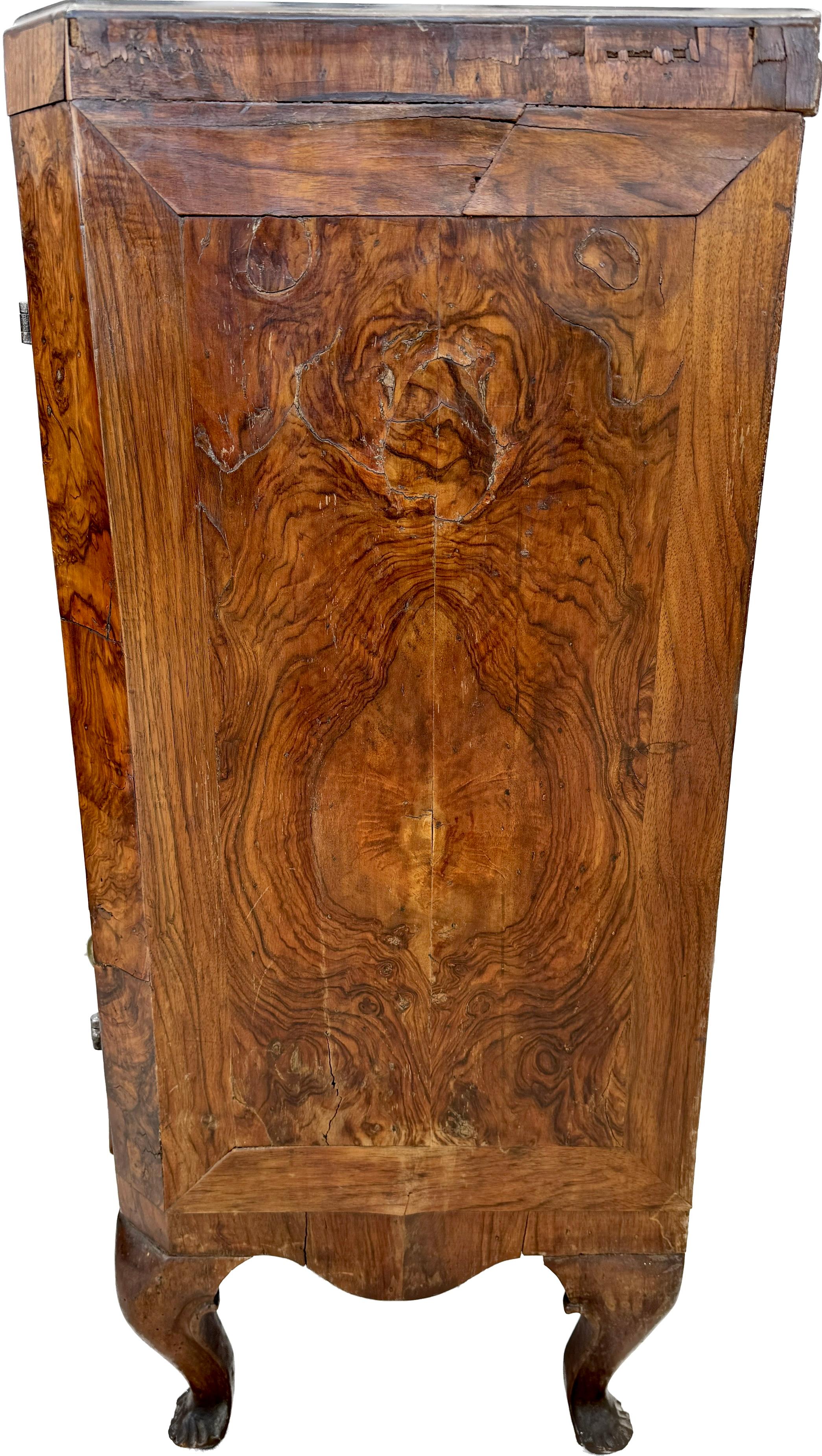 Pair Of 18th Century Italian Burl Walnut Bedside Cabinets - Commodini For Sale 7