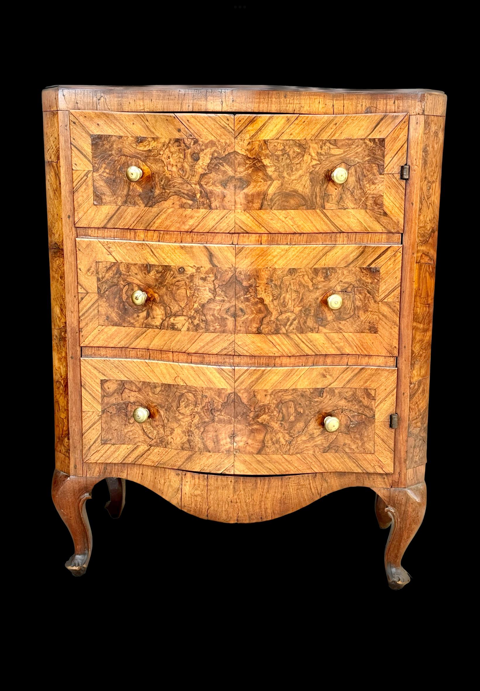 Baroque Pair Of 18th Century Italian Burl Walnut Bedside Cabinets - Commodini For Sale