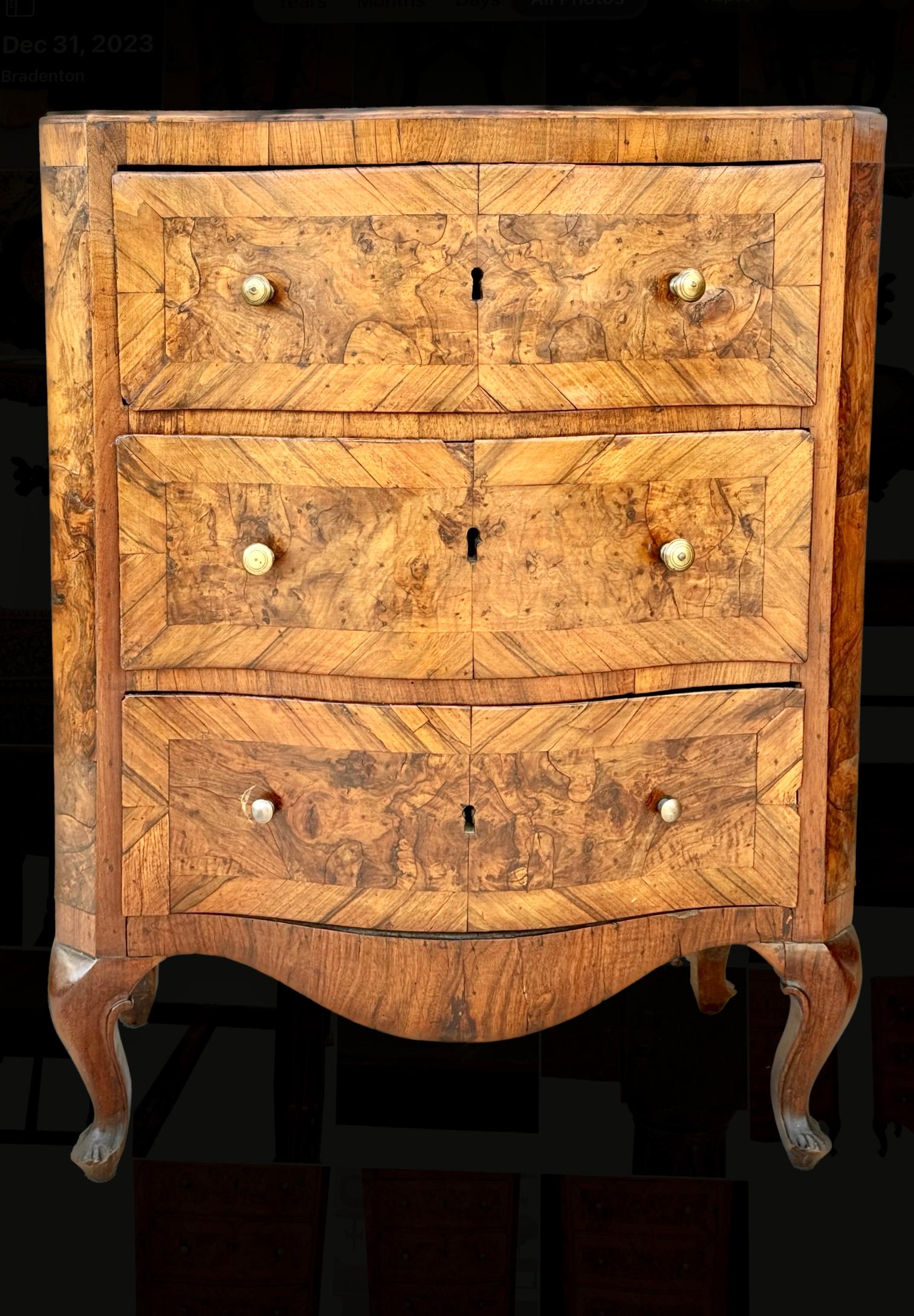 Pair Of 18th Century Italian Burl Walnut Bedside Cabinets - Commodini In Good Condition For Sale In Bradenton, FL