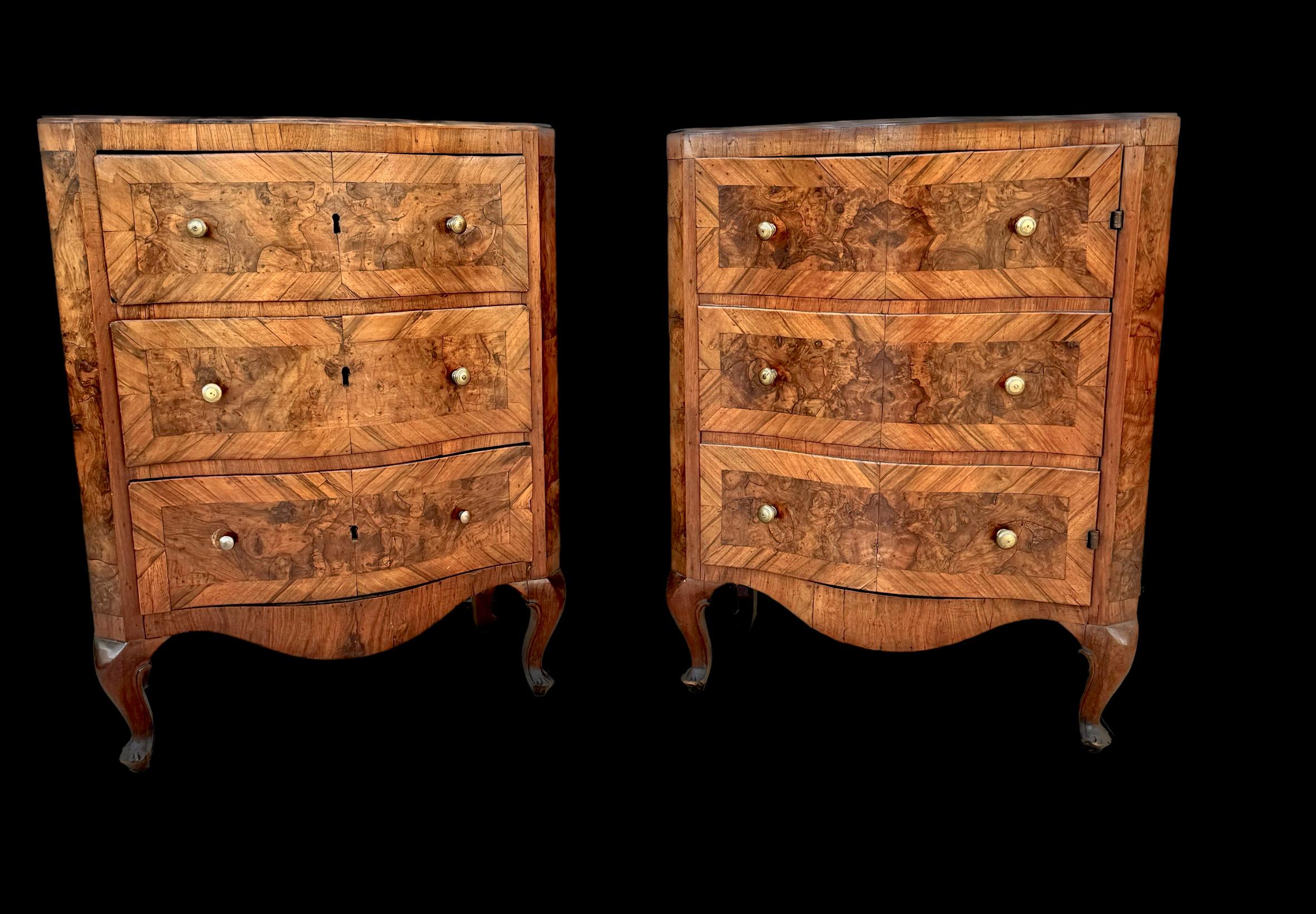 18th Century and Earlier Pair Of 18th Century Italian Burl Walnut Bedside Cabinets - Commodini For Sale