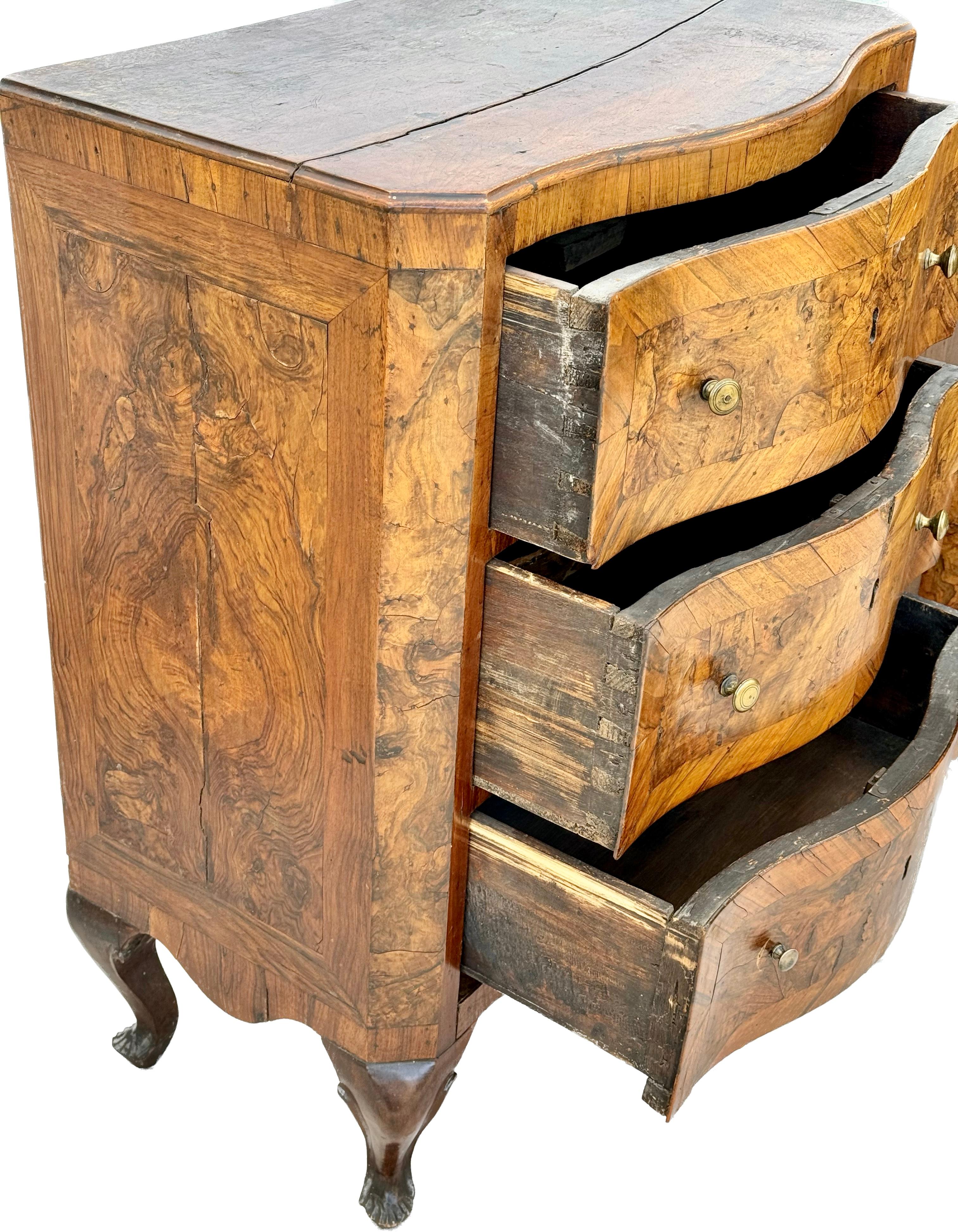Pair Of 18th Century Italian Burl Walnut Bedside Cabinets - Commodini For Sale 4