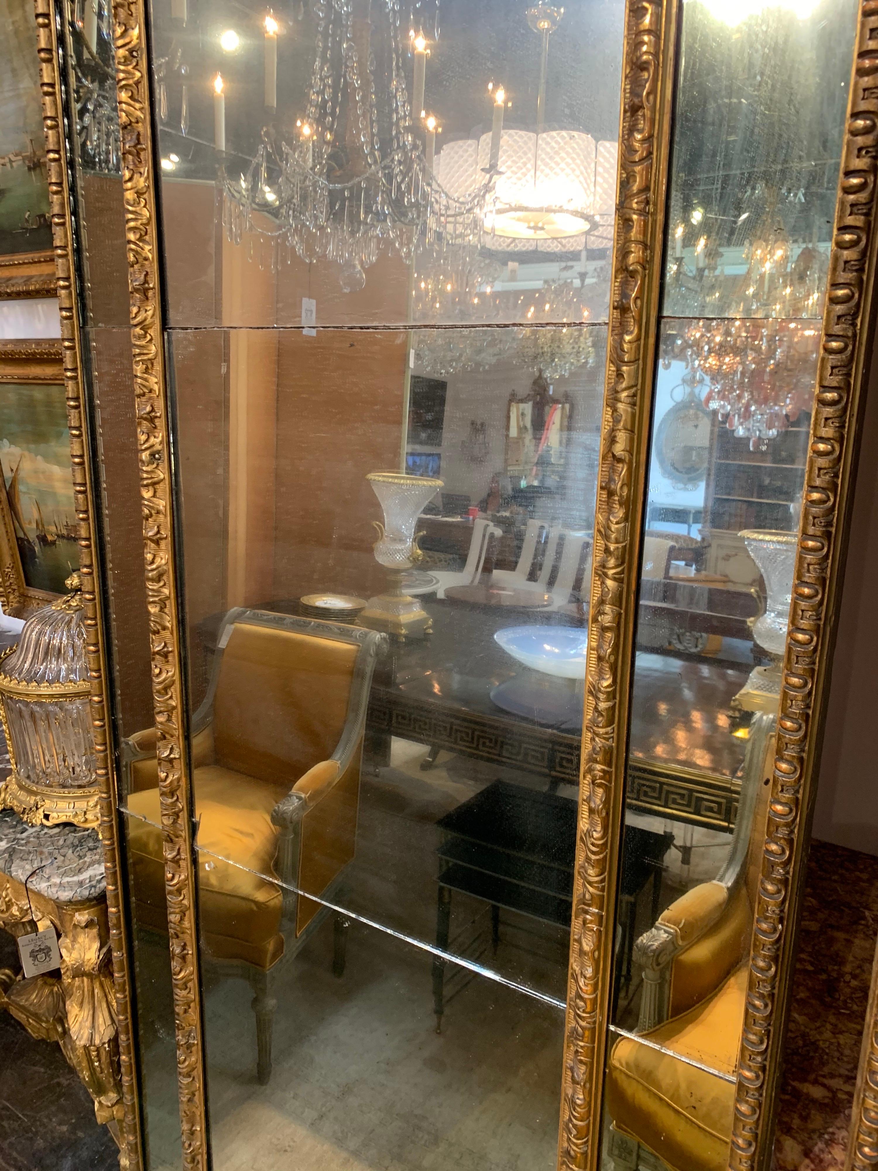 XVIIIe siècle et antérieur Paire de miroirs à poser italiens du 18ème siècle en bois sculpté et doré en vente