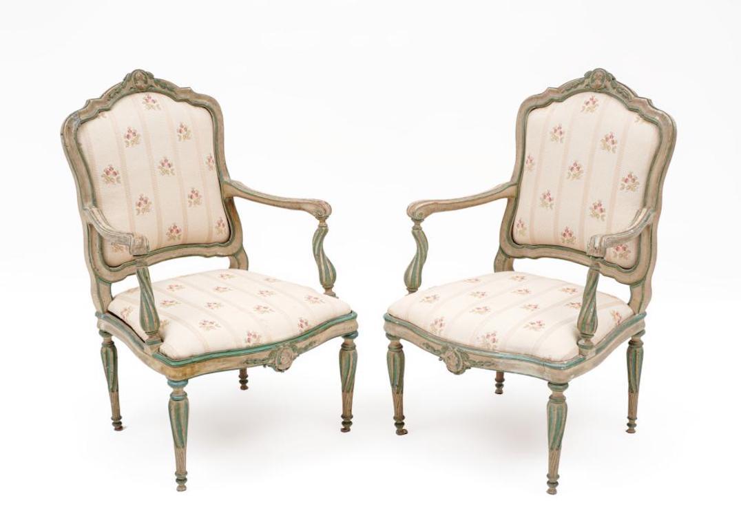 Pareja de sillones neoclásicos italianos del siglo XVIII pintados y tallados

Tallado y decorado con pintura por todas partes, barra superior con medallón de busto de perfil central, brazos serpentinos, soportes de brazos giratorios. Faldón y