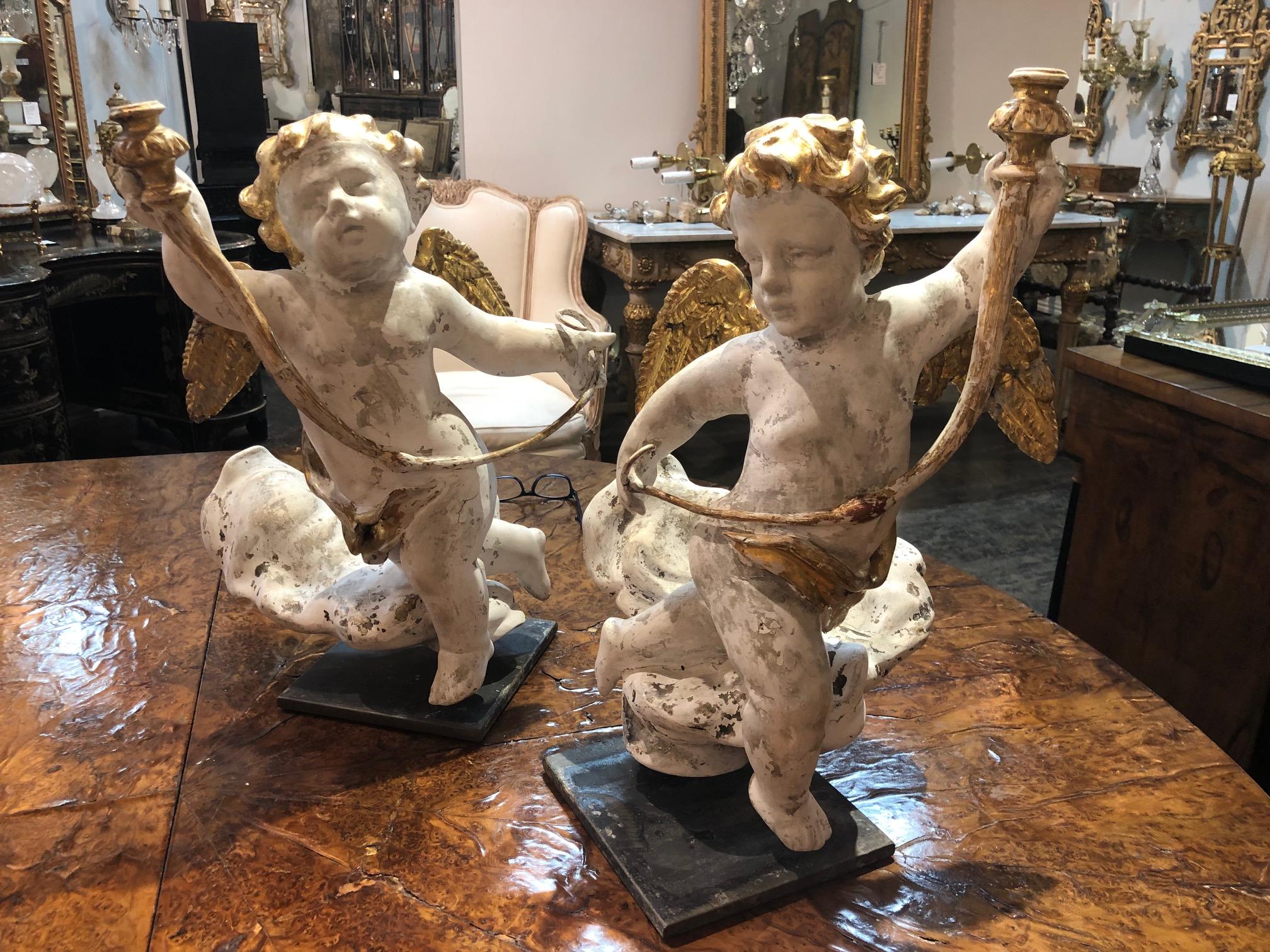 Paire de chérubins italiens du XVIIIe siècle, sculptés et dorés à la parcelle Bon état - En vente à Dallas, TX