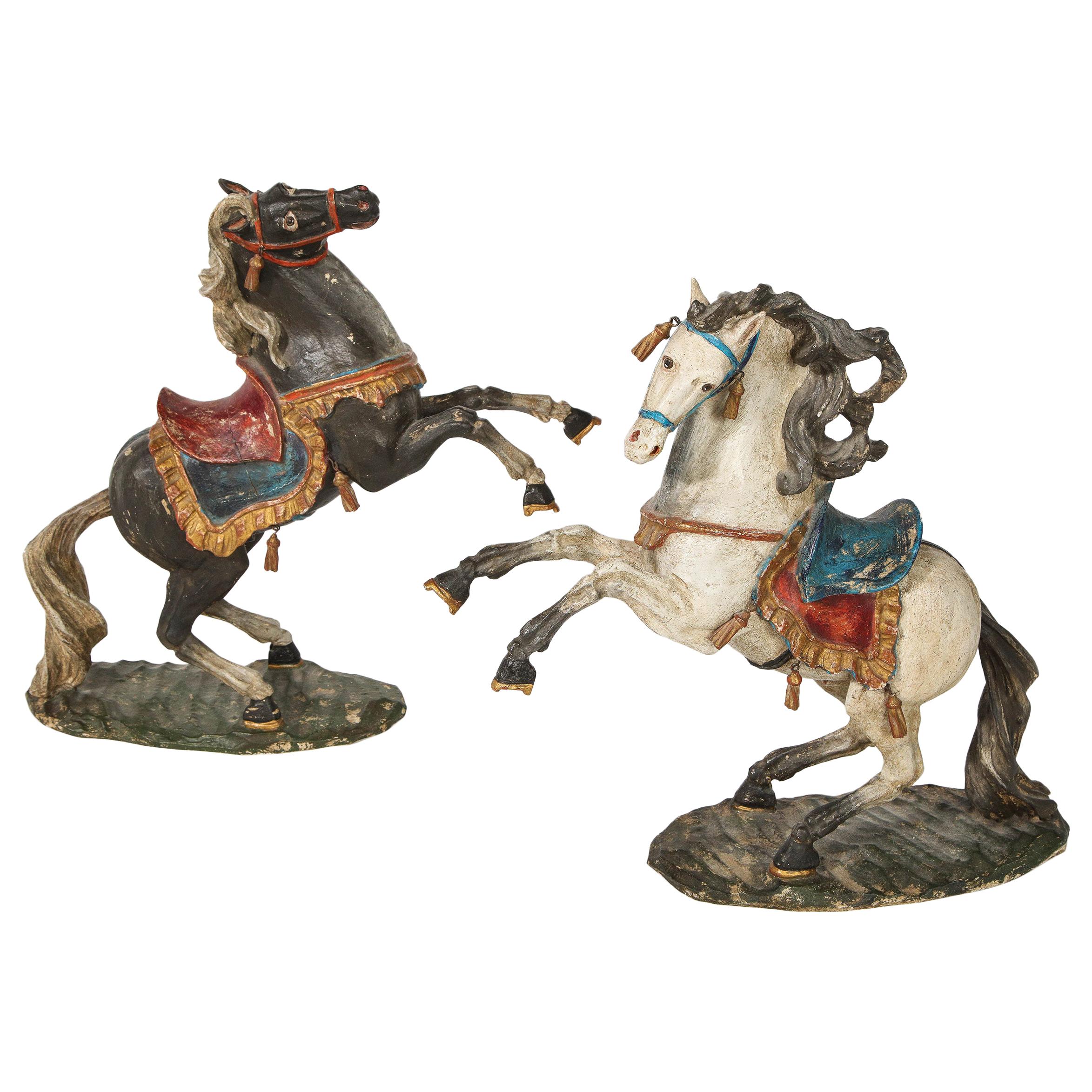 Paire de chevaux polychromes italiens en bois fruitier sculpté du 18ème siècle