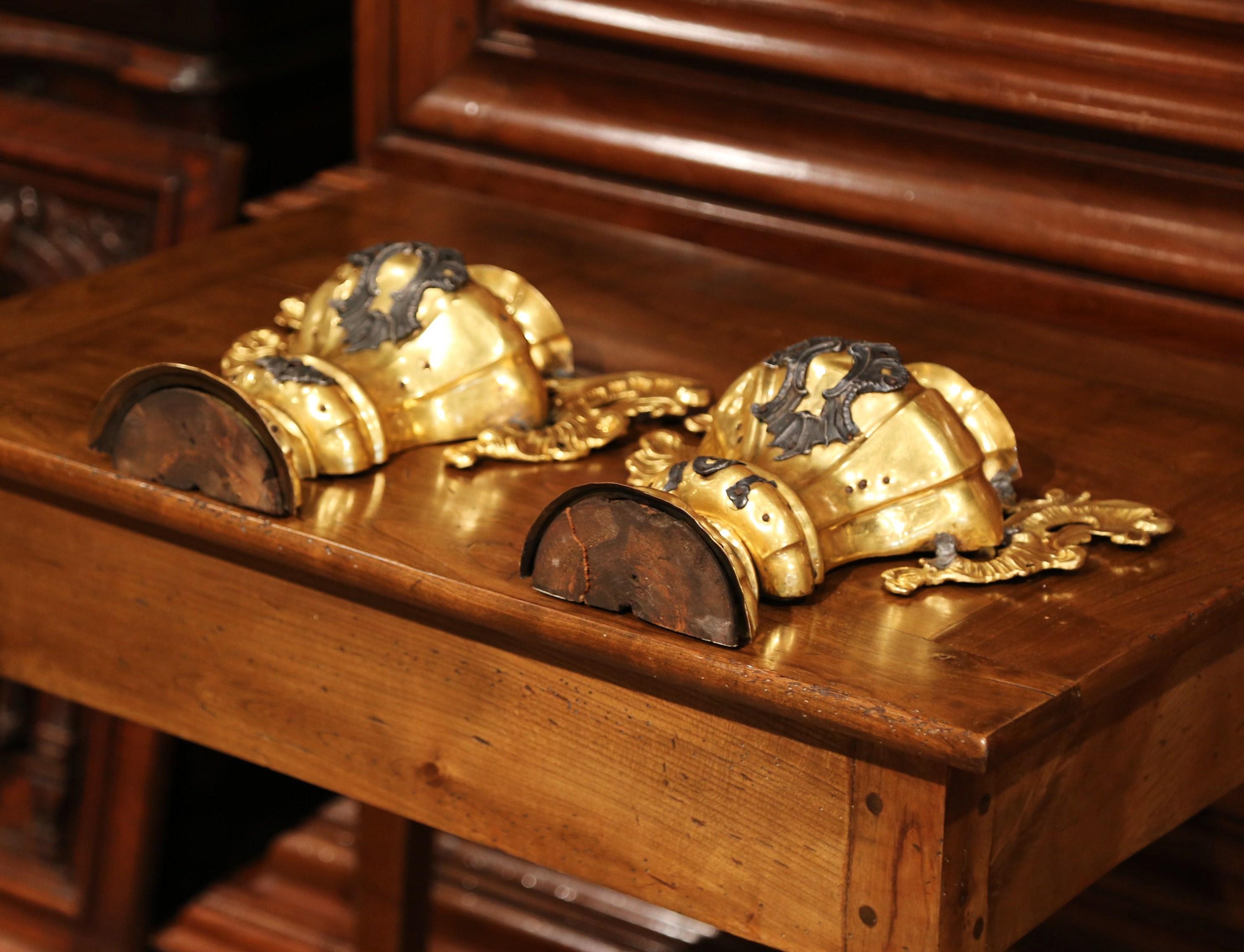 Pair of 18th Century Italian Carved Giltwood and Brass Altar Ornament Vessels In Excellent Condition In Dallas, TX