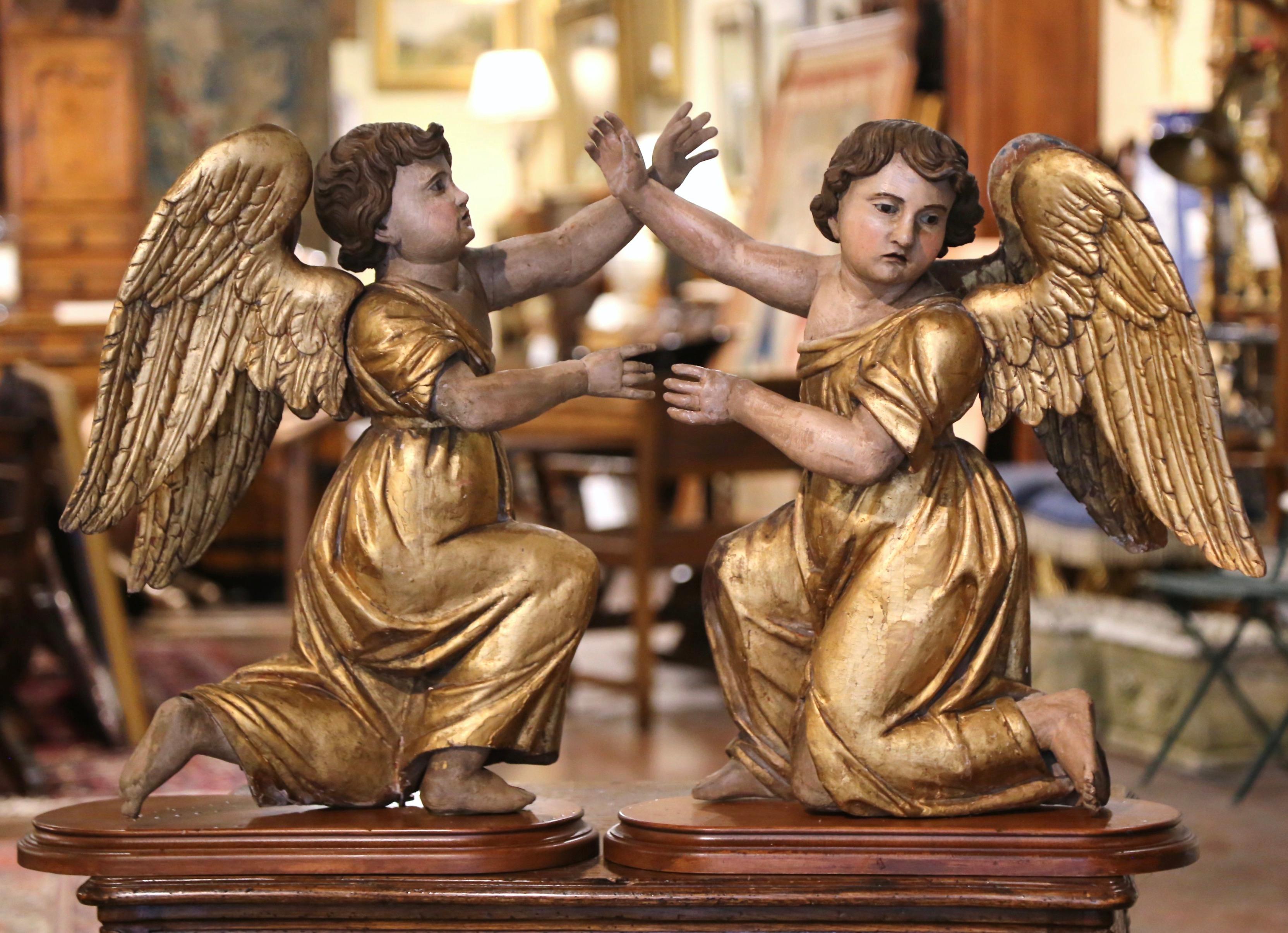 Pair of 18th Century Italian Carved Giltwood and Polychrome Angel Statues For Sale 1