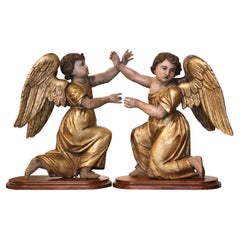 Coppia di statue di angeli intagliati in legno dorato e policromi del XVIII secolo