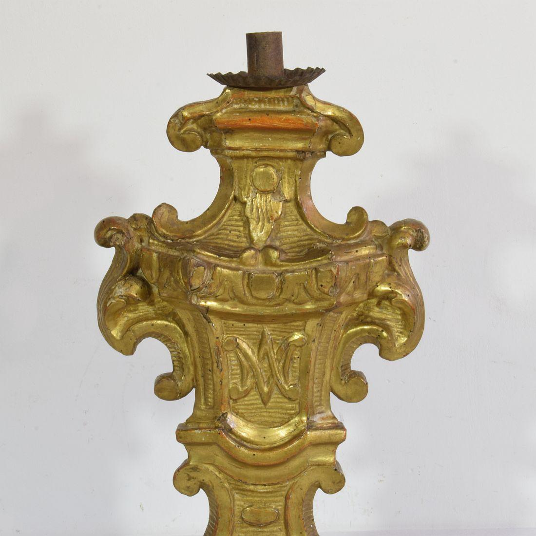 Paire de bougeoirs baroques italiens en bois doré sculpté du XVIIIe siècle en vente 3