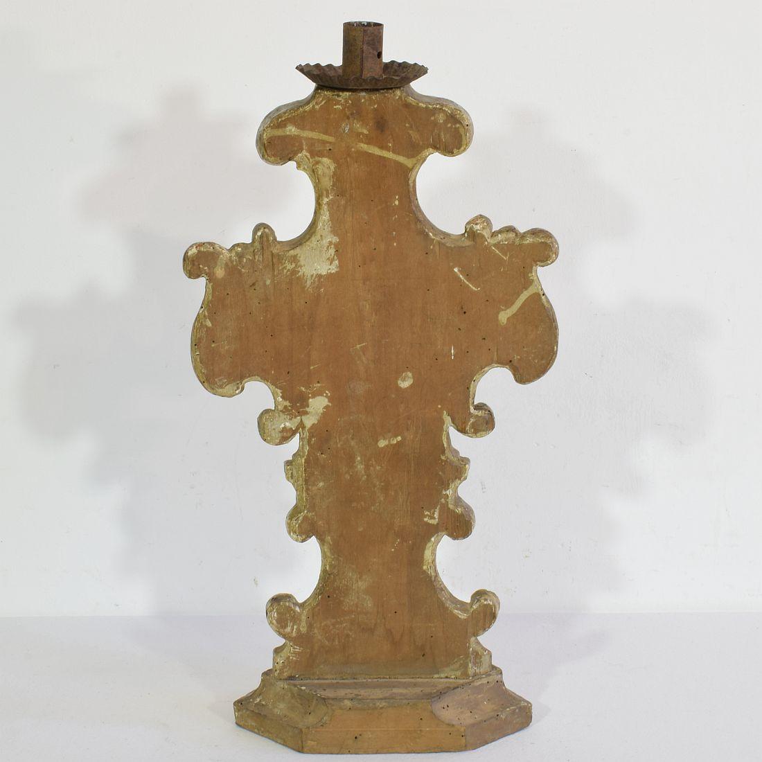 Paar italienische geschnitzte Barock-Kerzenhalter aus Giltwood aus dem 18. im Angebot 3