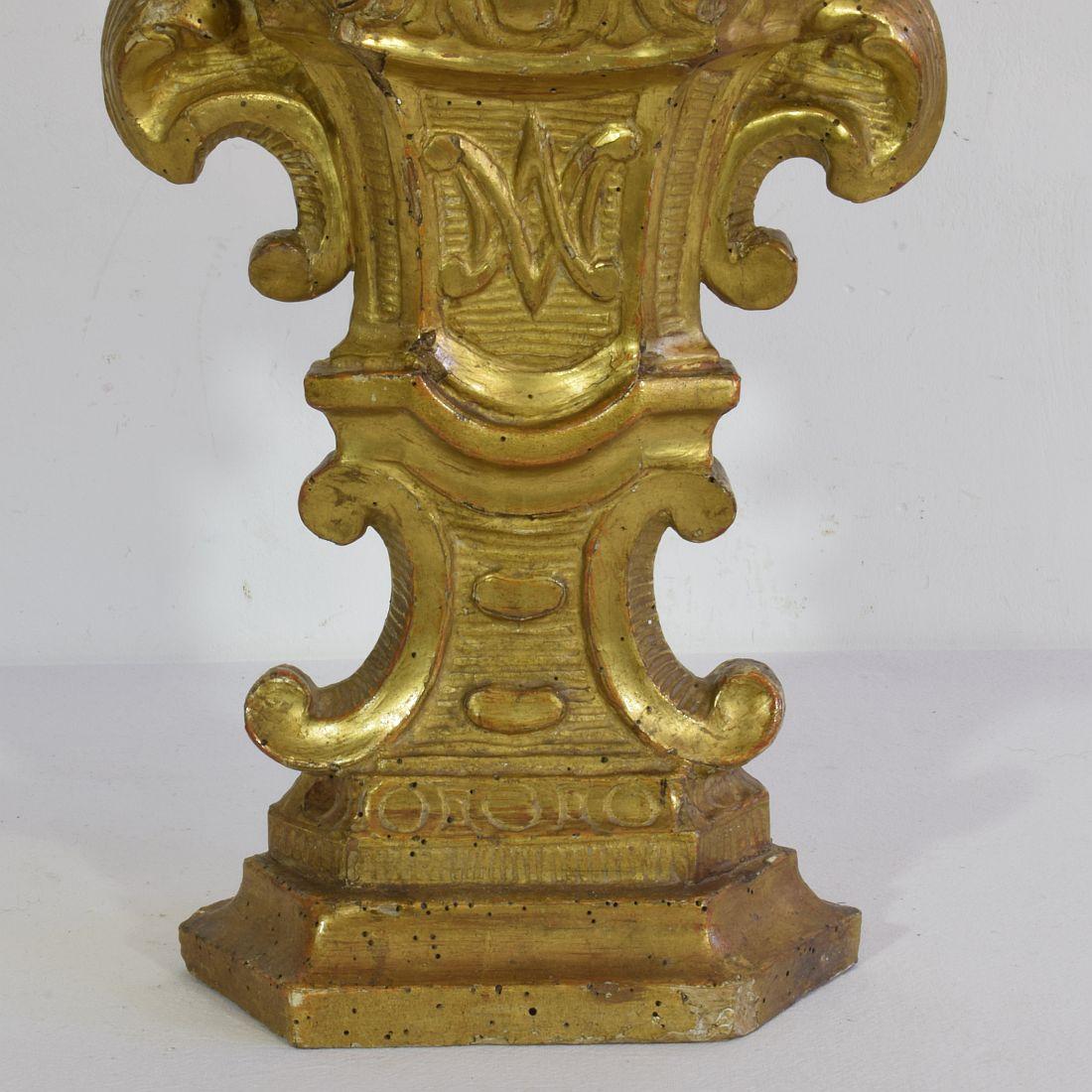 Paar italienische geschnitzte Barock-Kerzenhalter aus Giltwood aus dem 18. im Angebot 5