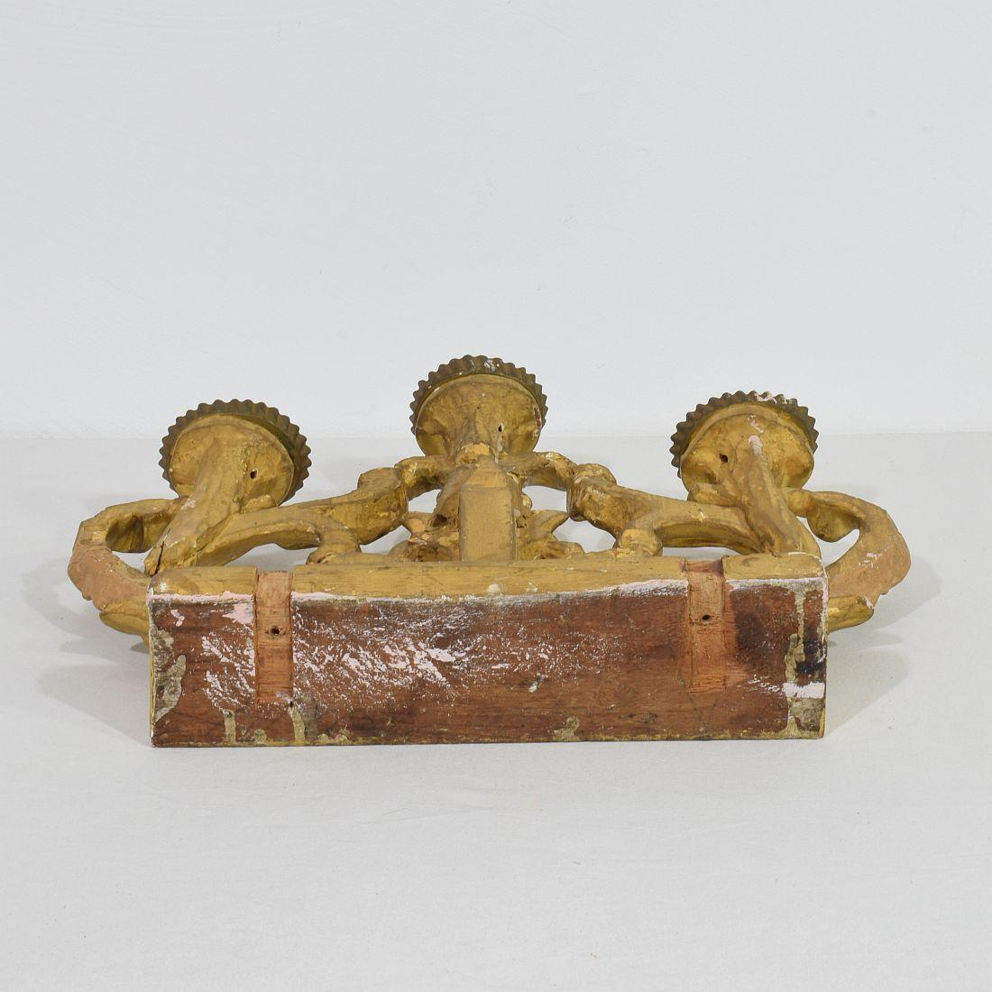 Paar italienische geschnitzte Barock-Kerzenhalter aus Giltwood aus dem 18. im Angebot 5