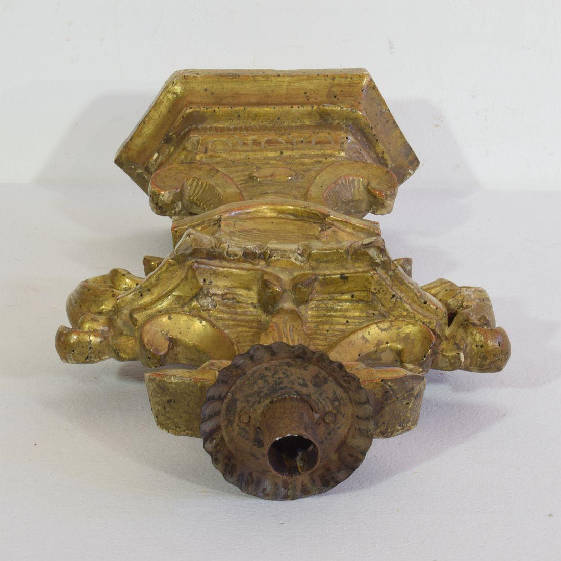 Paar italienische geschnitzte Barock-Kerzenhalter aus Giltwood aus dem 18. im Angebot 6