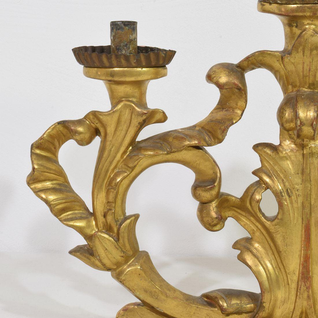 Paar italienische geschnitzte Barock-Kerzenhalter aus Giltwood aus dem 18. im Angebot 7