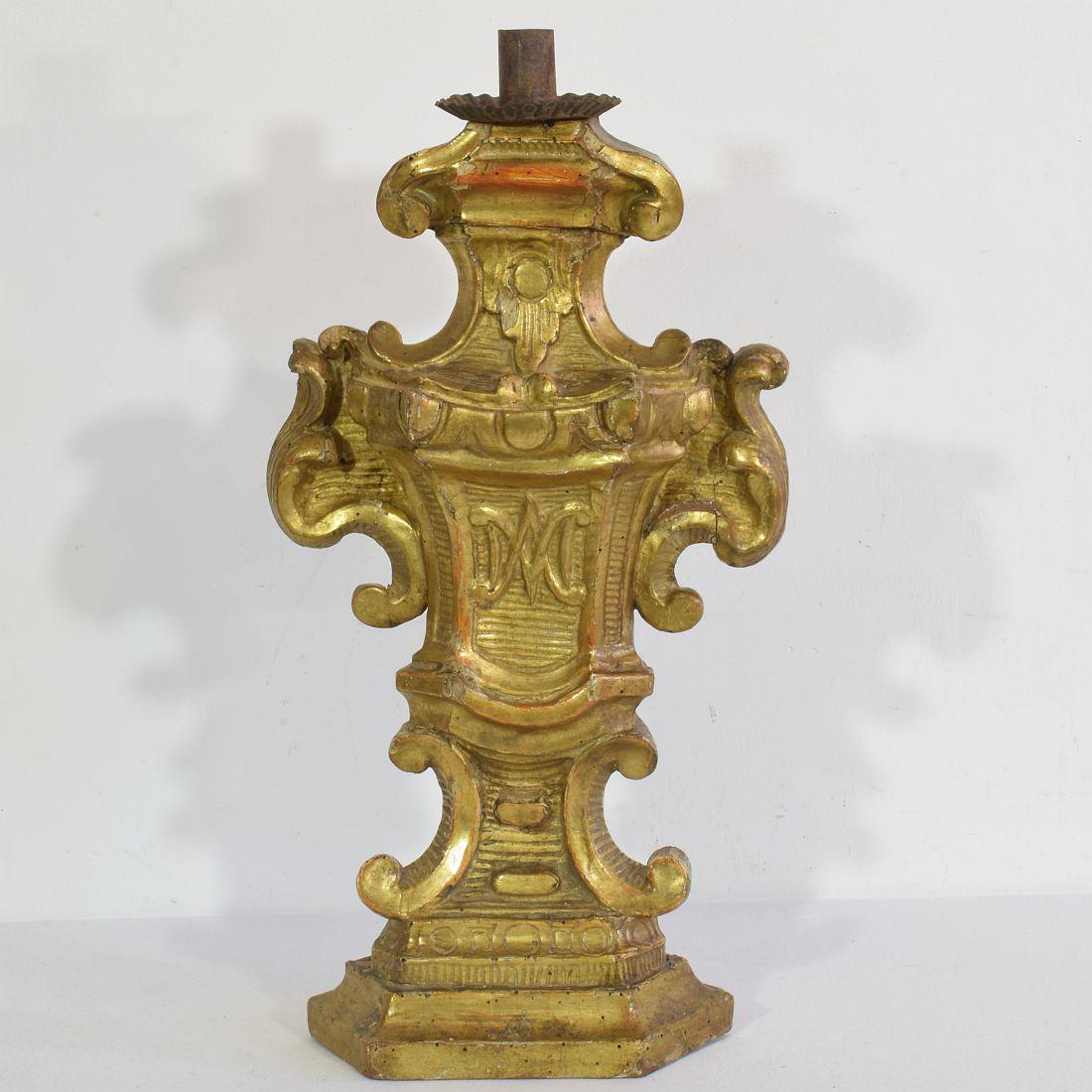 Paar italienische geschnitzte Barock-Kerzenhalter aus Giltwood aus dem 18. im Angebot 8