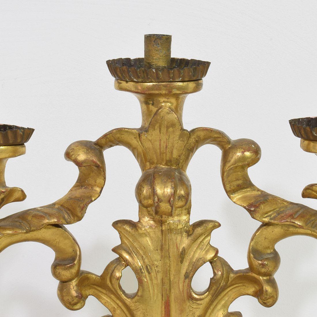 Paar italienische geschnitzte Barock-Kerzenhalter aus Giltwood aus dem 18. im Angebot 8