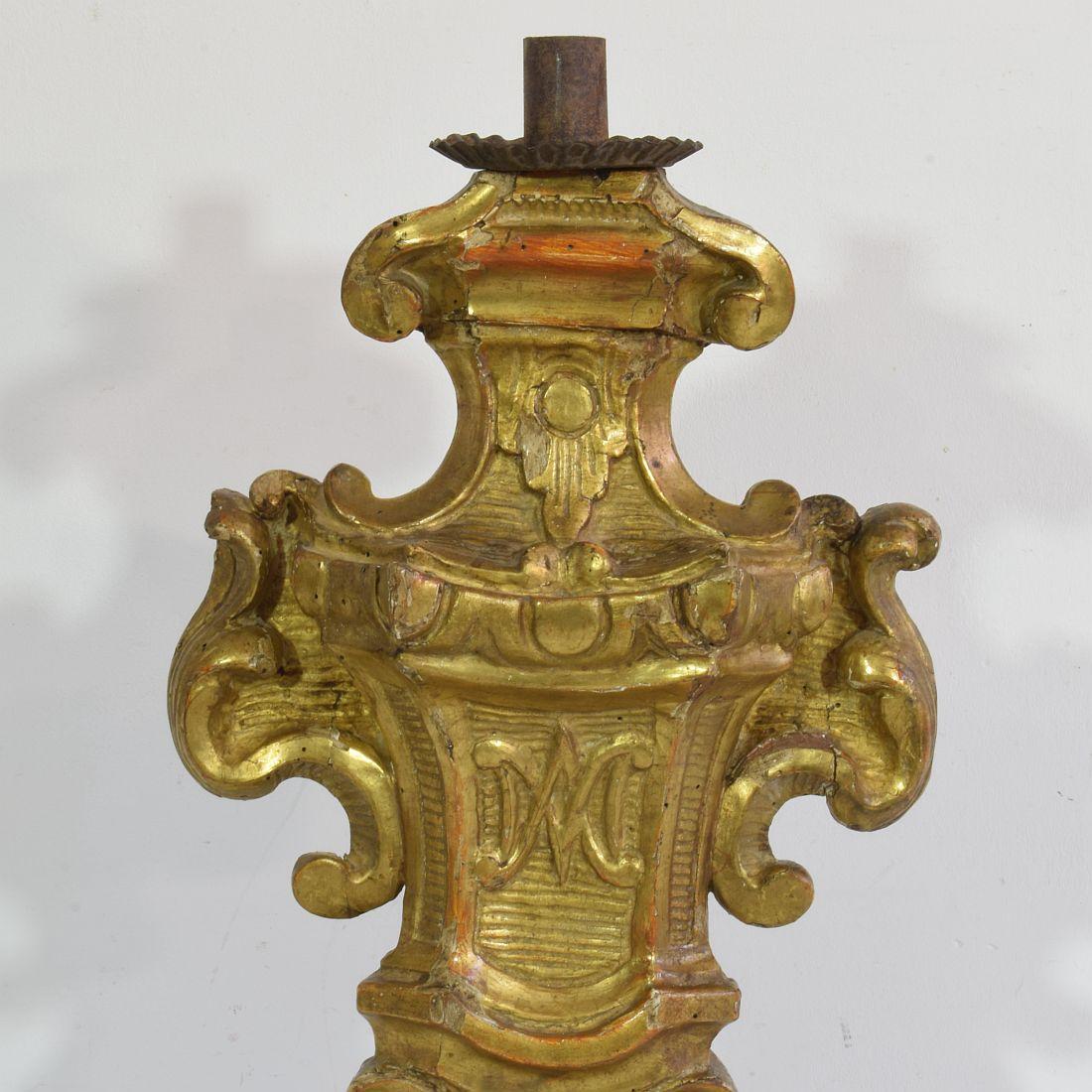 Paire de bougeoirs baroques italiens en bois doré sculpté du XVIIIe siècle en vente 9