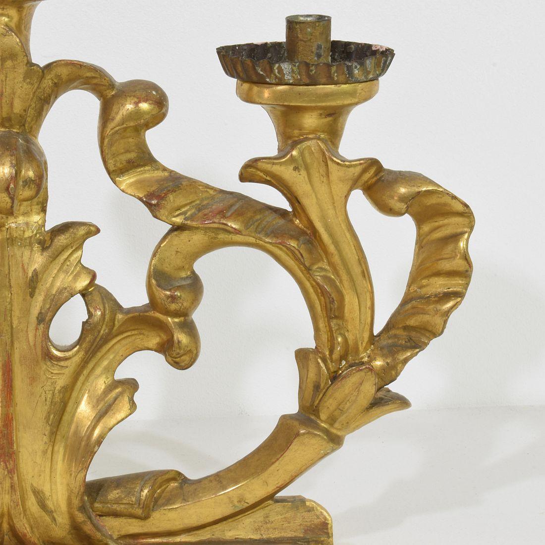 Paar italienische geschnitzte Barock-Kerzenhalter aus Giltwood aus dem 18. im Angebot 9