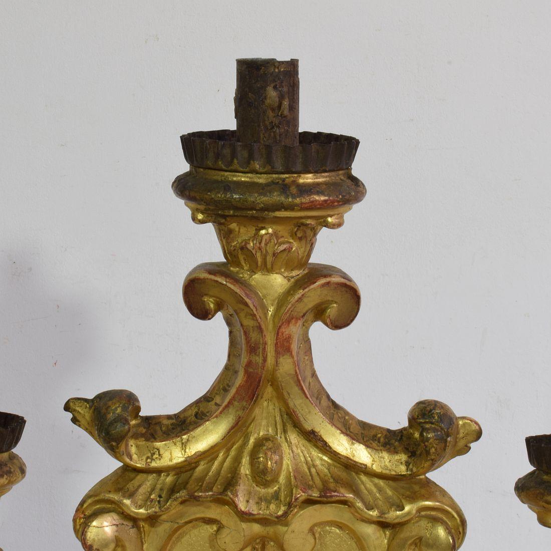 Paar italienische Barock-Kerzenhalter aus geschnitztem vergoldetem Holz aus dem 18. Jahrhundert im Angebot 11