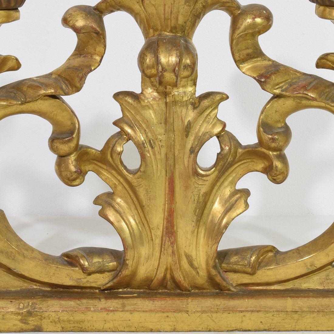 Paar italienische geschnitzte Barock-Kerzenhalter aus Giltwood aus dem 18. im Angebot 10
