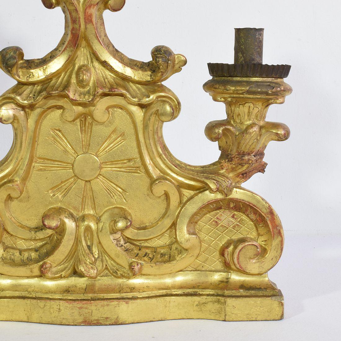 Paar italienische Barock-Kerzenhalter aus geschnitztem vergoldetem Holz aus dem 18. Jahrhundert im Angebot 12