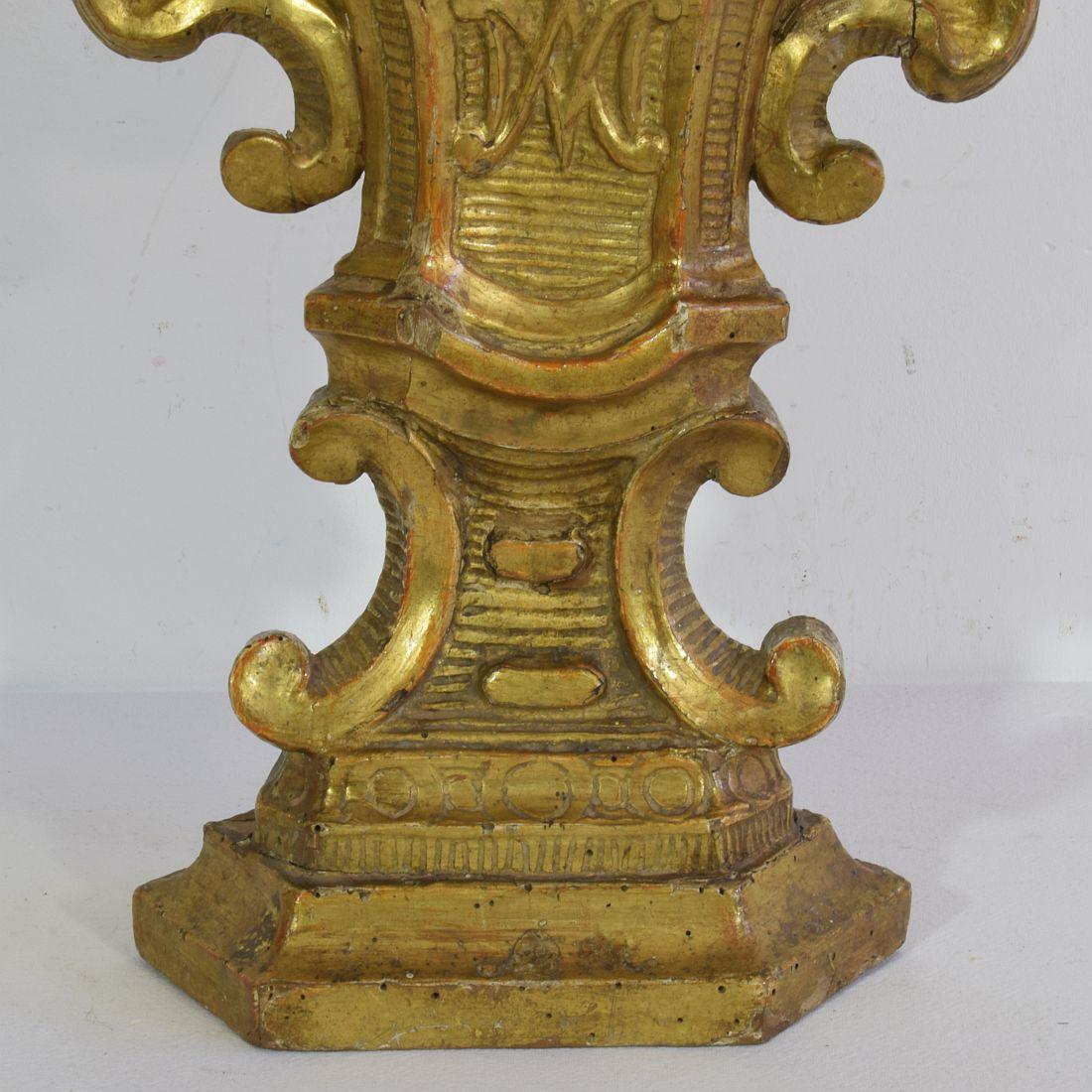 Paar italienische geschnitzte Barock-Kerzenhalter aus Giltwood aus dem 18. im Angebot 11