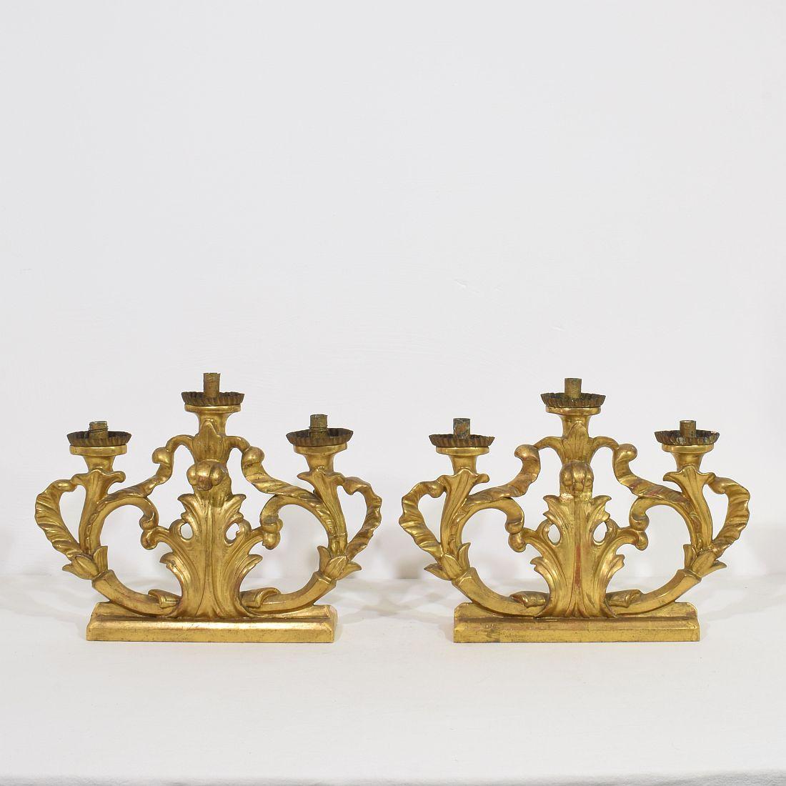 Einzigartige barocke Kerzenhalter aus Goldholz für insgesamt 6 Kerzen, Italien, ca. 1750-1780. Verwittert, Reparaturen und Verluste.
Weitere Bilder sind auf Anfrage erhältlich. Messung individuell.