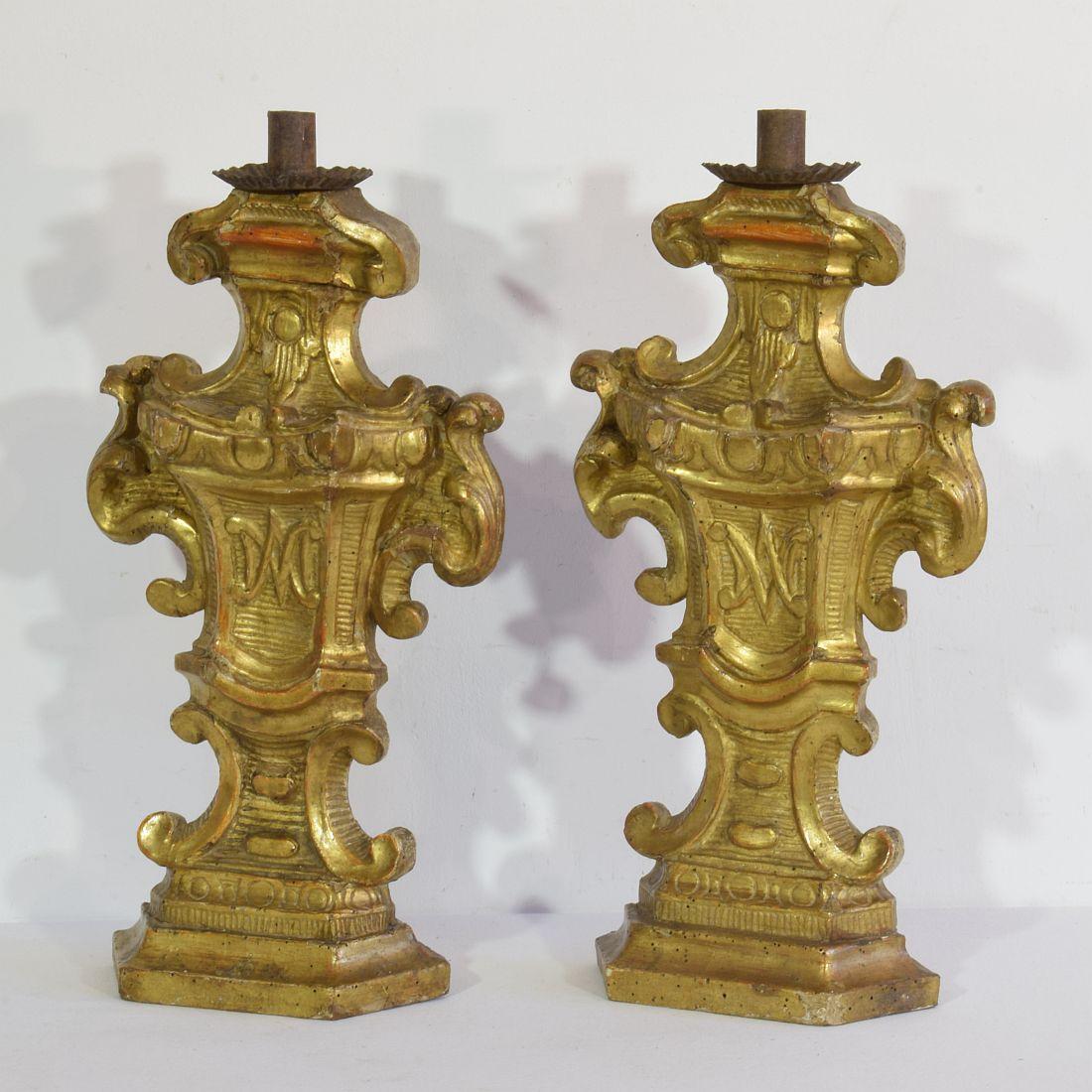 Hand-Carved Pair of 18th Century Italian Carved Giltwood Baroque Candleholders For Sale