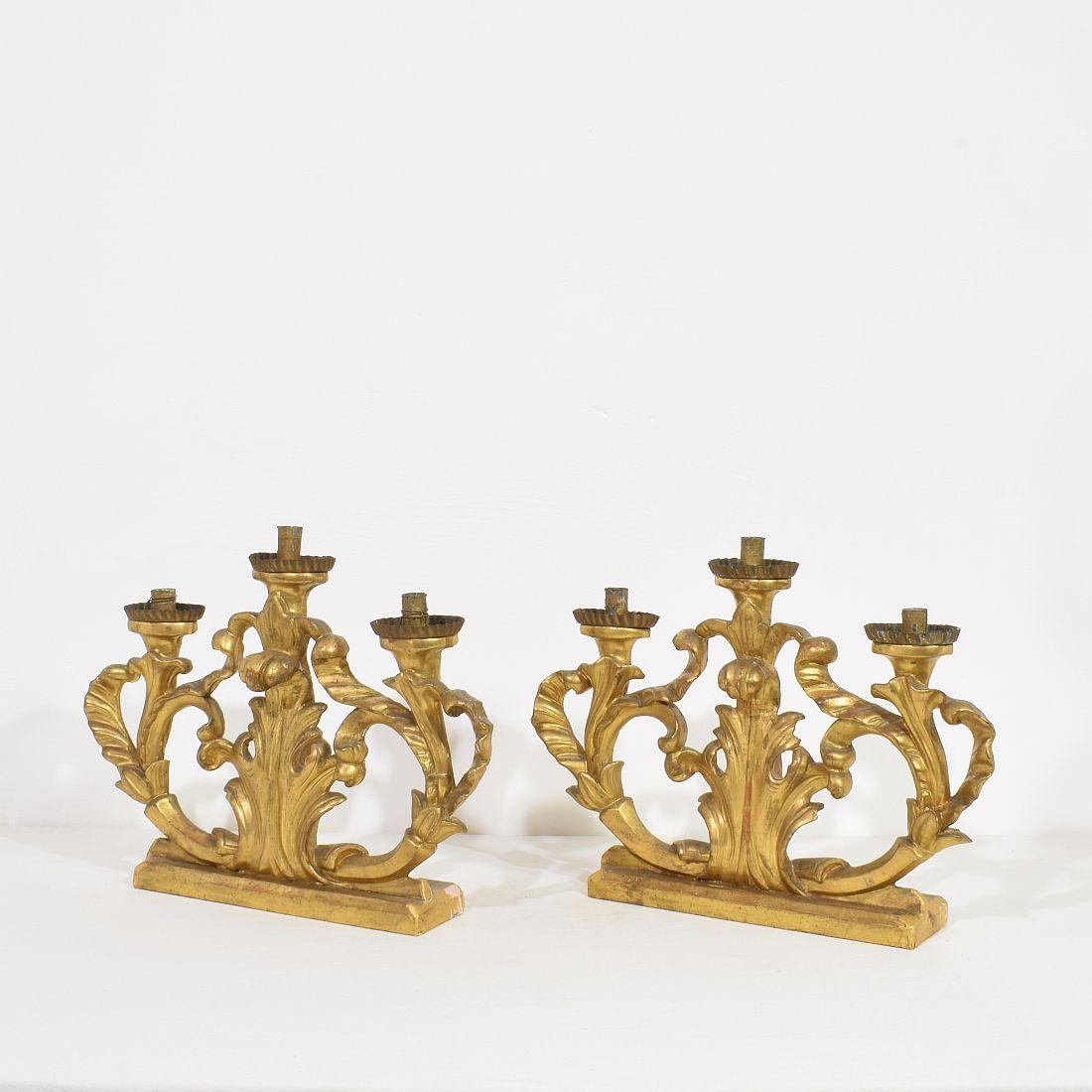 Hand-Carved Pair of 18th Century Italian Carved Giltwood Baroque Candleholders For Sale