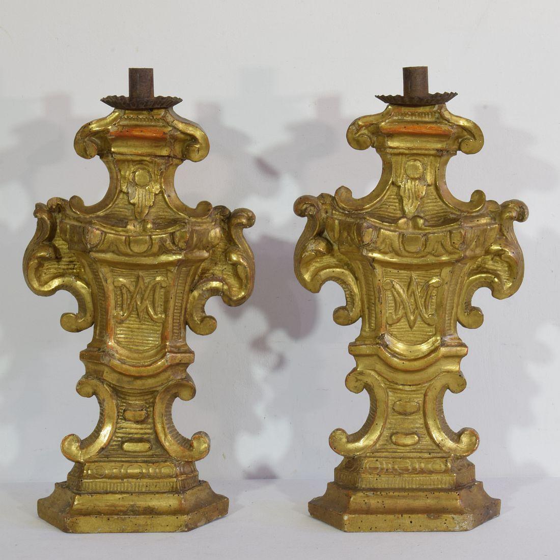 Paar italienische geschnitzte Barock-Kerzenhalter aus Giltwood aus dem 18. (Italienisch) im Angebot