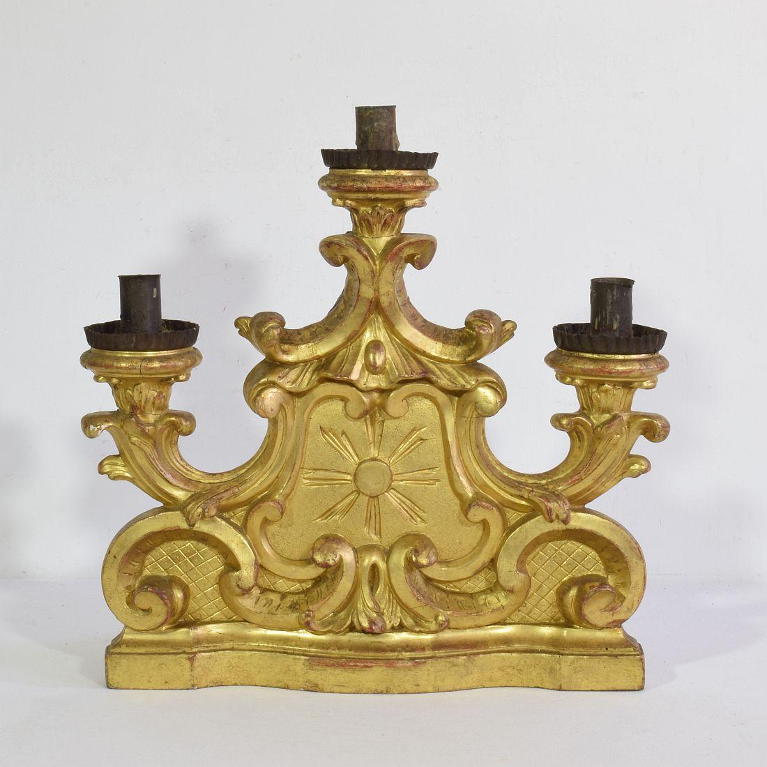 Hand-Carved Pair of 18th Century Italian Carved Giltwood Baroque Candleholders For Sale