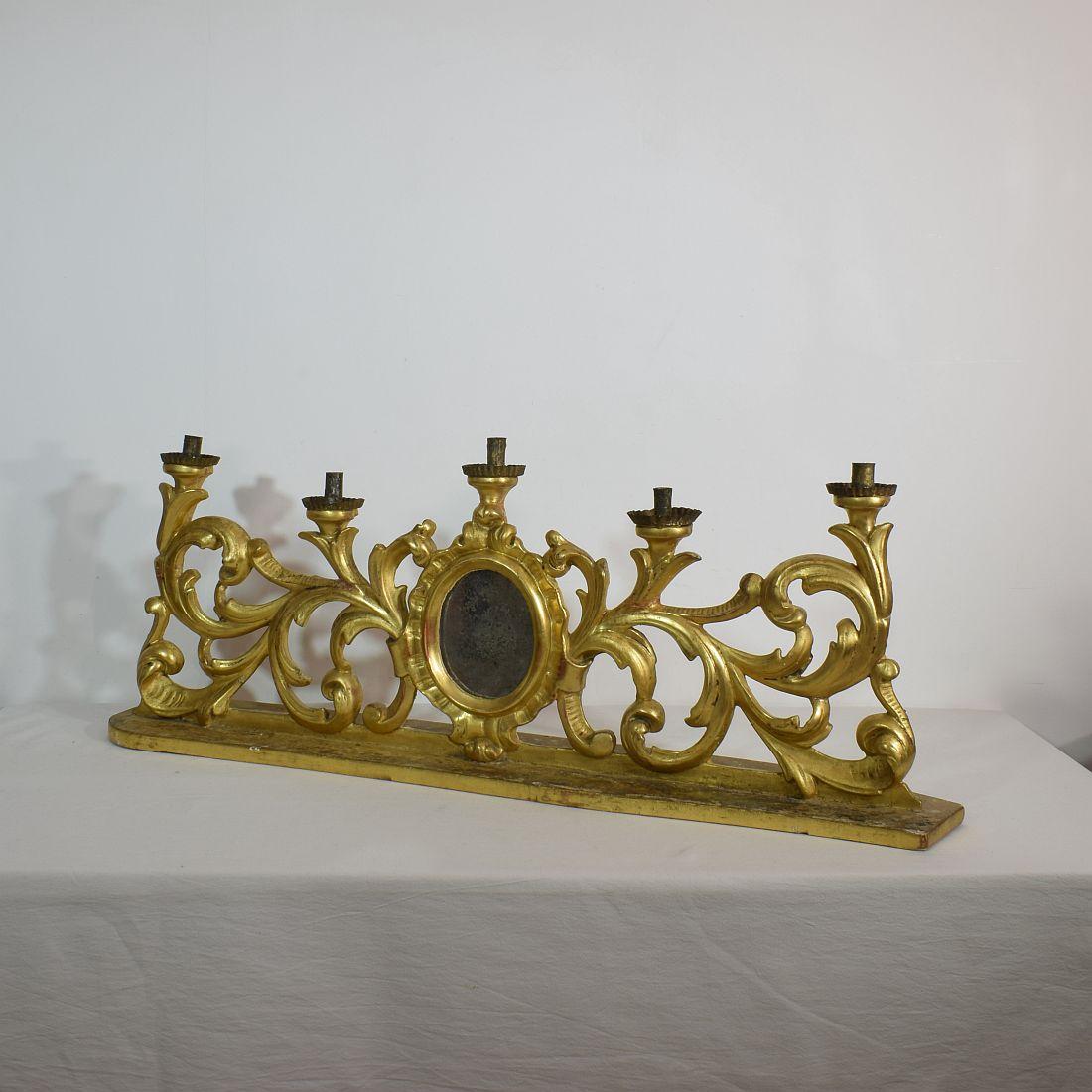 Pair of 18th Century Italian Carved Giltwood Baroque Candleholders In Good Condition In Buisson, FR