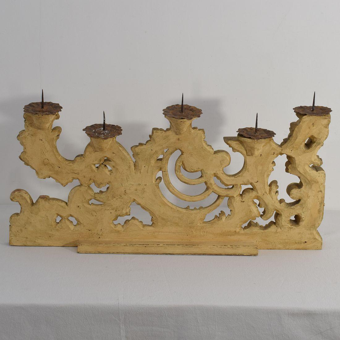 Pair of 18th Century Italian Carved Giltwood Baroque Candleholders In Good Condition In Buisson, FR