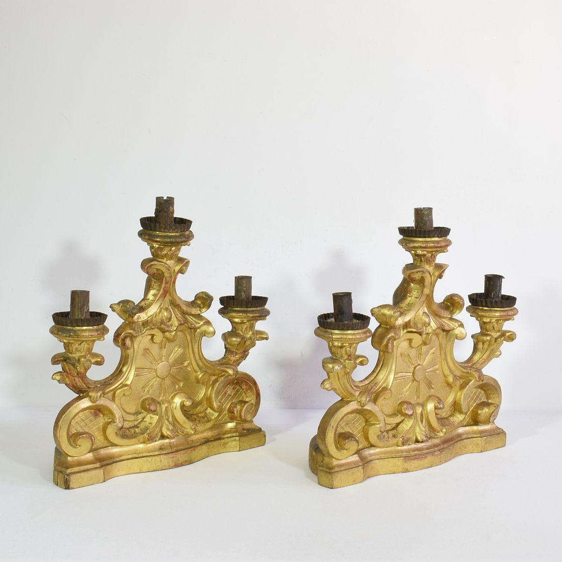 Paar italienische Barock-Kerzenhalter aus geschnitztem vergoldetem Holz aus dem 18. Jahrhundert (Handgeschnitzt) im Angebot