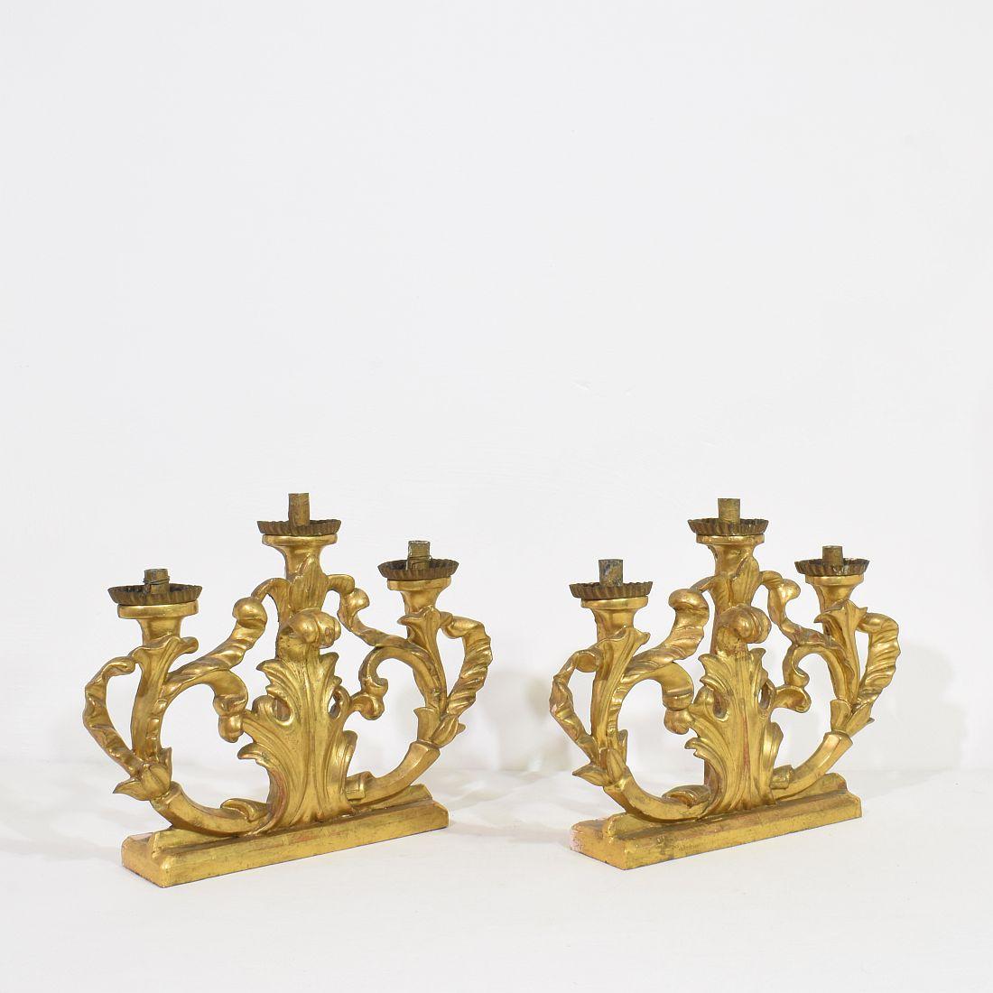 Paar italienische geschnitzte Barock-Kerzenhalter aus Gildeholz aus dem 18. (Handgeschnitzt) im Angebot