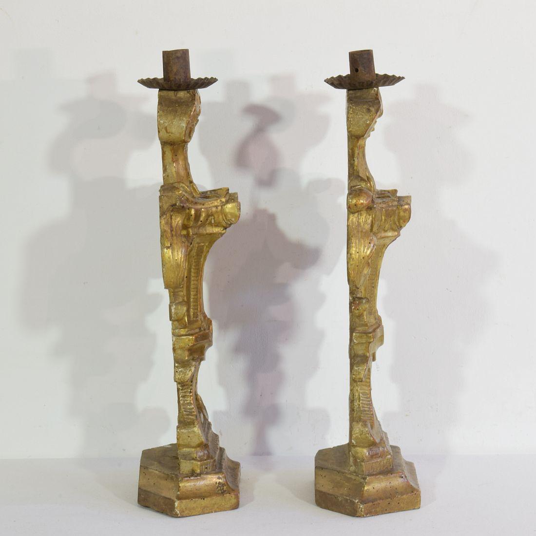 Paar italienische Barock-Kerzenhalter aus geschnitztem vergoldetem Holz aus dem 18. Jahrhundert im Zustand „Gut“ im Angebot in Buisson, FR